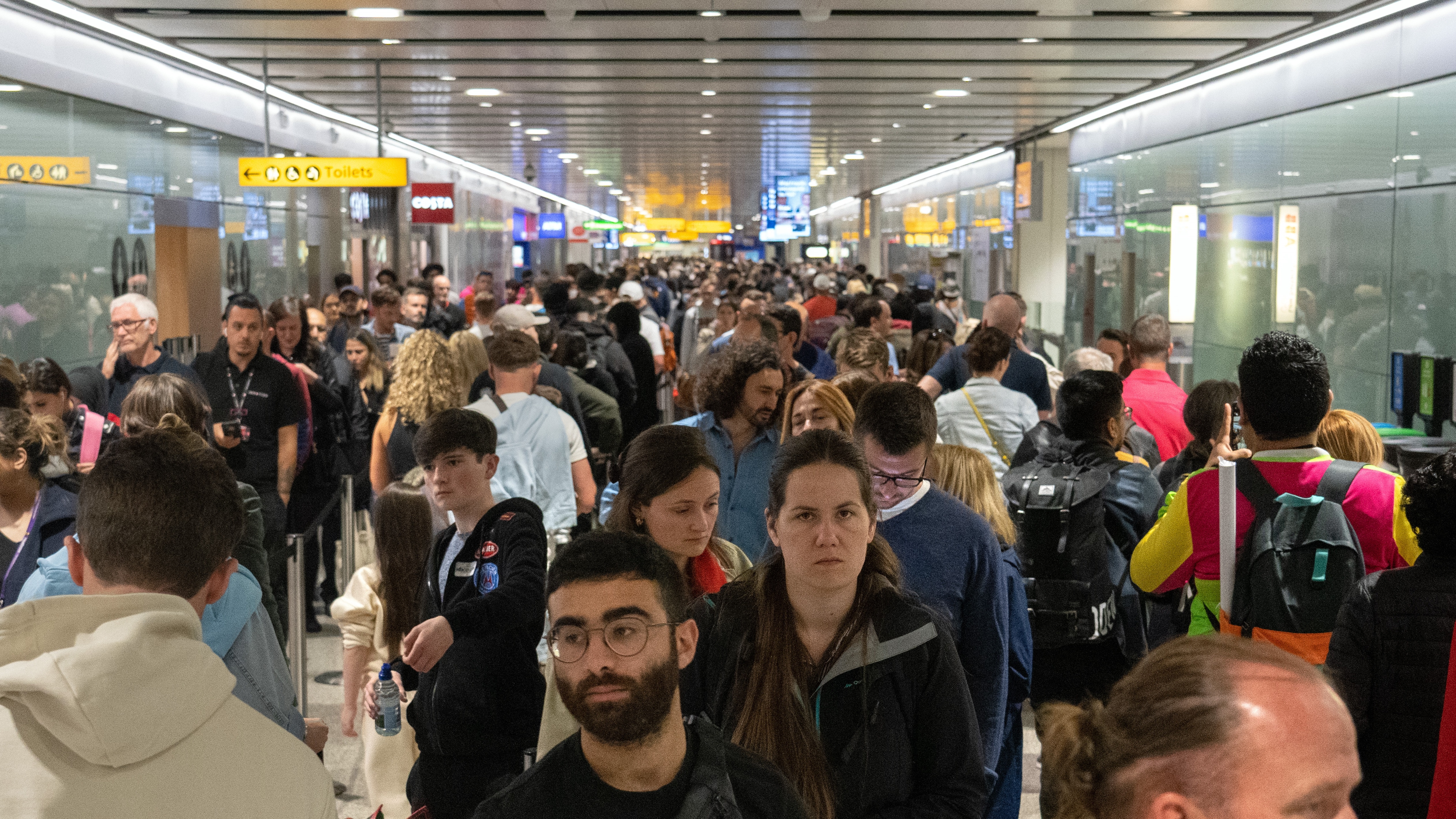 希斯路機場離境旅客每日上限10萬措施　延長至10月29日