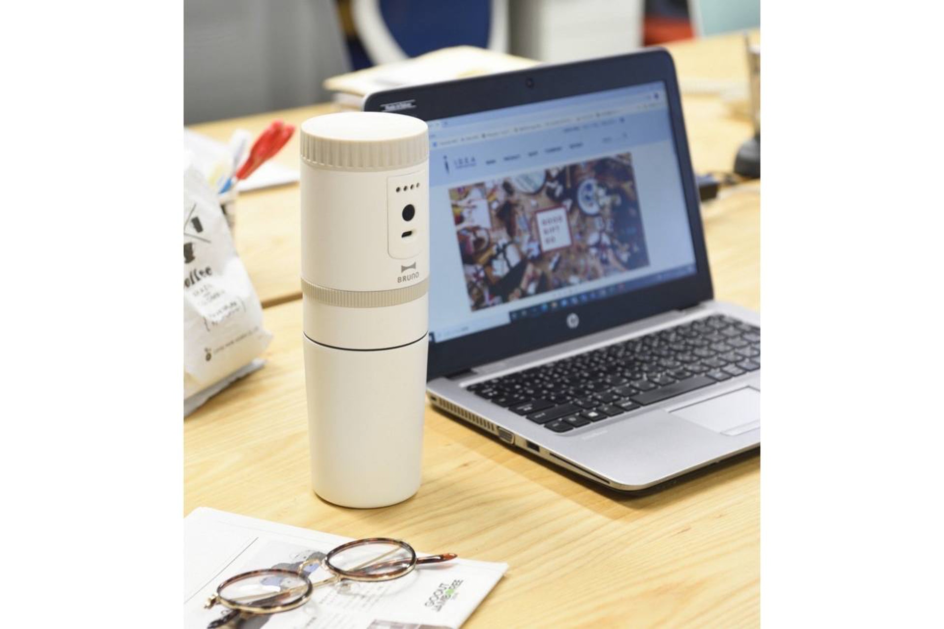 Bruno 電動研磨咖啡滴濾杯集合了電動磨豆器、過濾器及保溫功能,只要一杯熱水在手,隨時隨地沖泡咖啡。(Bruno) Bruno 電動研磨咖啡滴濾杯集合了電動磨豆器、過濾器及保溫功能,只要一杯熱水在手,隨時隨地沖泡咖啡。(Bruno)