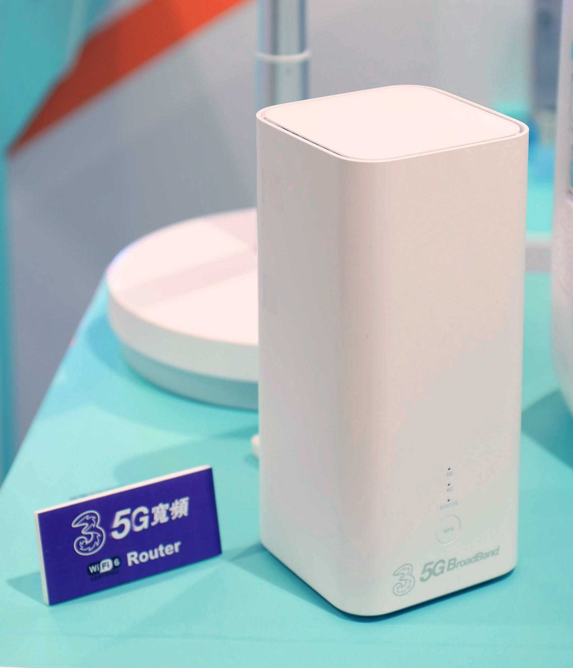 今次 3 香港限時優惠的最大吸引之處，是 Wi-Fi Router 基本上是贈送予客戶，其現價接近＄3000，即使完約後，插上其他 5G SIM 都一樣用得到（圖 3 香港）