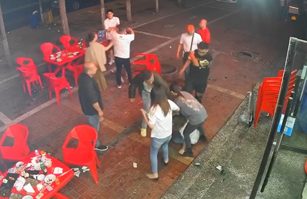 河北唐山烧烤店男顾客围殴女子，更将女子拖到店外殴打。（微博）