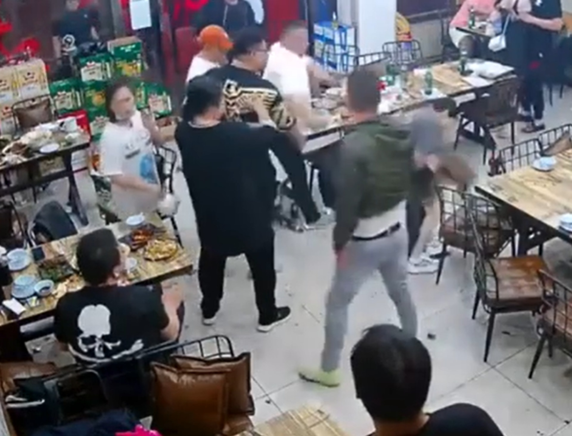唐山燒烤店疑似因搭訕未果,多男圍毆女事主。(微博)