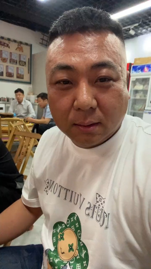 抖音帳號名為「曹建華」的疑犯，於事發當日晚上6時許在抖音發布稱，「祝我自己生日快樂，沒有比這個再好的生日禮物。」（抖音）