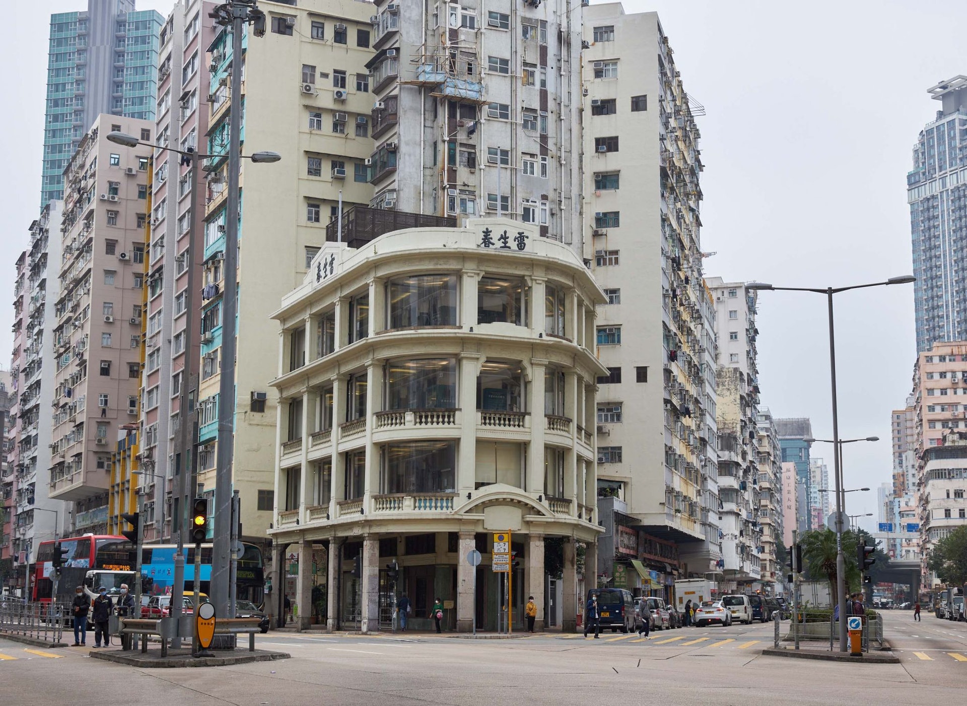 政府早前公布把雷生春列為法定古蹟。建築物位於荔枝角道與塘尾道交界一幅三角形用地,採用弧形設計配合。(發展局圖片) 政府早前公布把雷生春列為法定古蹟。建築物位於荔枝角道與塘尾道交界一幅三角形用地,採用弧形設計配合。(發展局圖片)