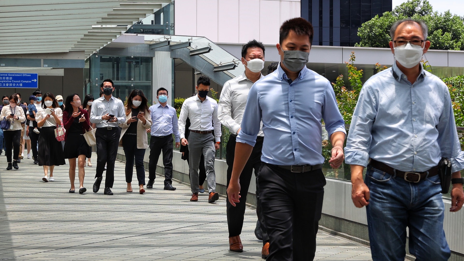18萬公務員悉數完成宣誓效忠 129人因拒絕而離開政府 18萬公務員悉數完成宣誓效忠 129人因拒絕而離開政府
