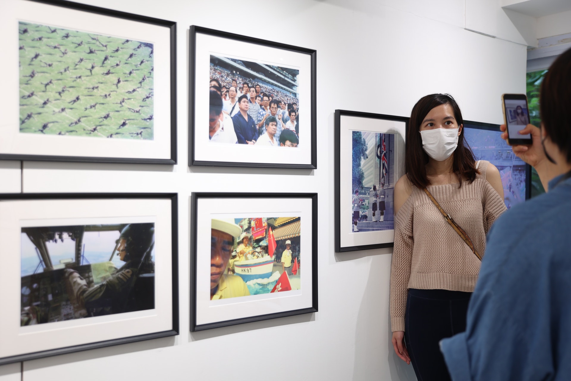 中環畫廊近日舉行「HK1997」攝影展,由朱迅精選回歸那年的照片及紀錄片段,讓巿民重溫那個政權交替的歷史年代。(鄭子峰攝) 中環畫廊近日舉行「HK1997」攝影展,由朱迅精選回歸那年的照片及紀錄片段,讓巿民重溫那個政權交替的歷史年代。(鄭子峰攝)