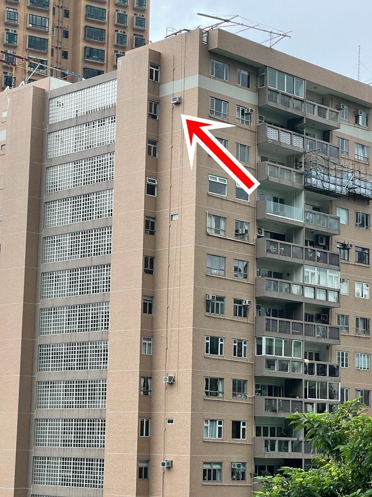 倫敦閣外牆有鋼索斷裂痕跡。（翁鈺輝攝）