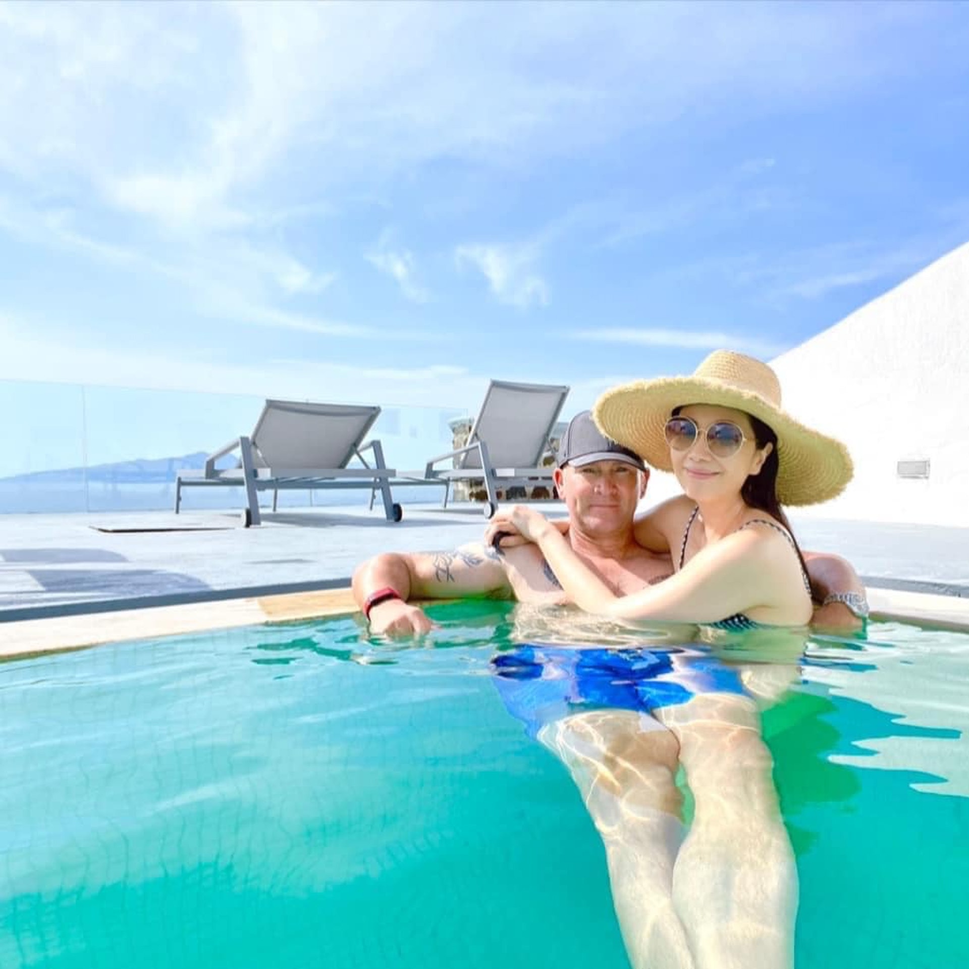 楊寶玲與老公Gav攬到實在希臘度假。（網上圖片）