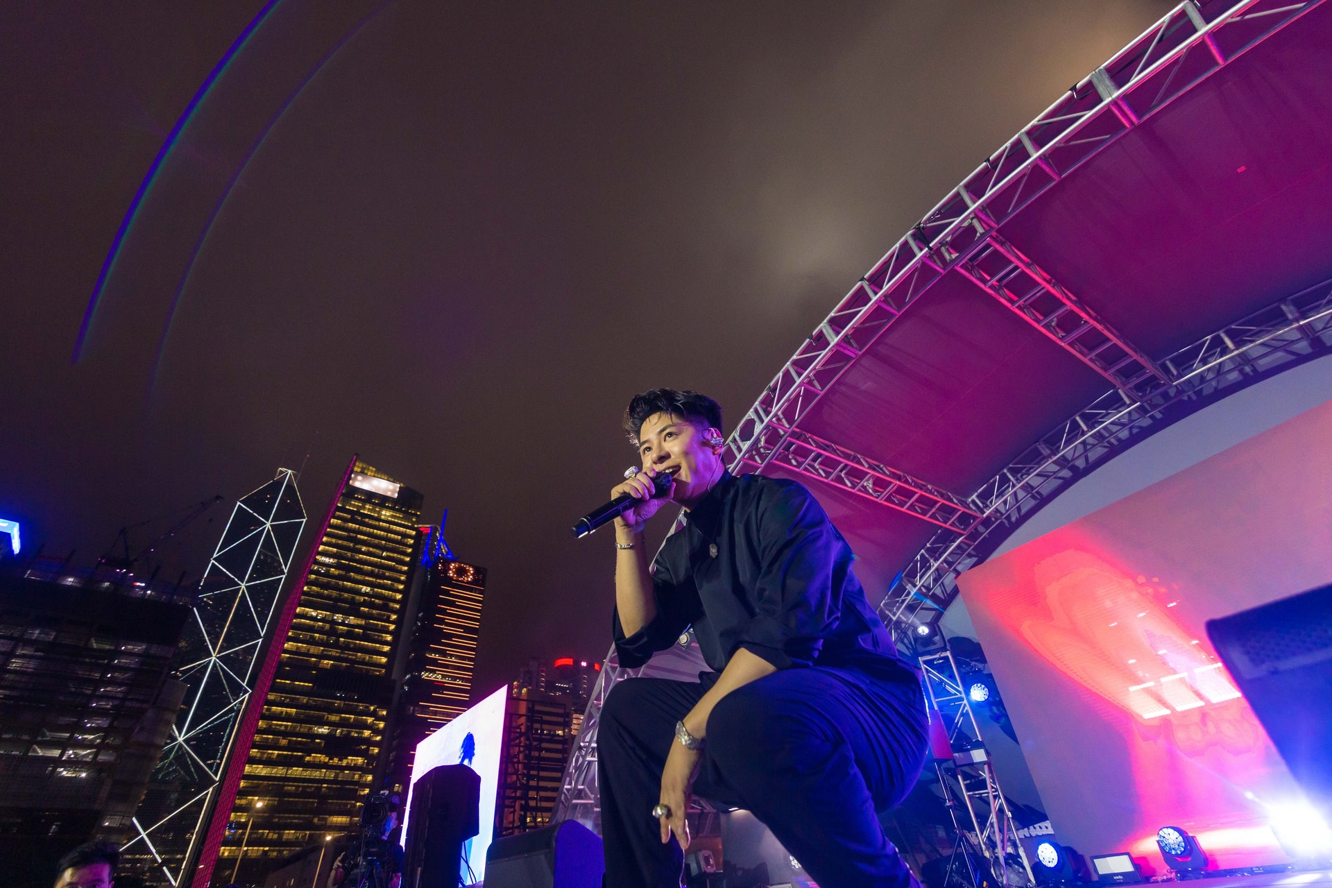 Alfred一晚內出席兩個不同演出,其中一個是在中環海濱活動空間的戶外騷。 Alfred一晚內出席兩個不同演出,其中一個是在中環海濱活動空間的戶外騷。