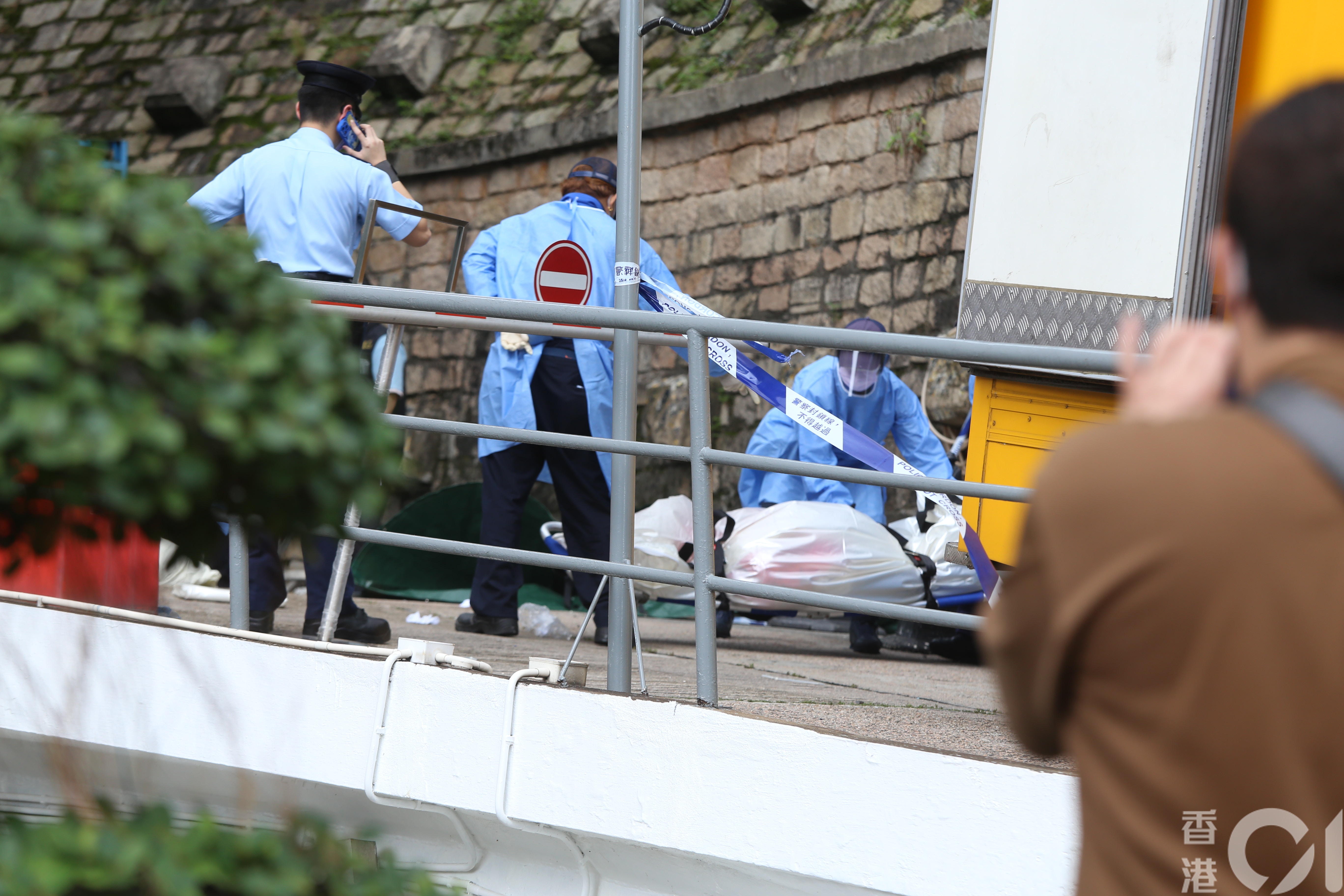 兩名死者遺體由仵工舁走。（陳浩然攝）