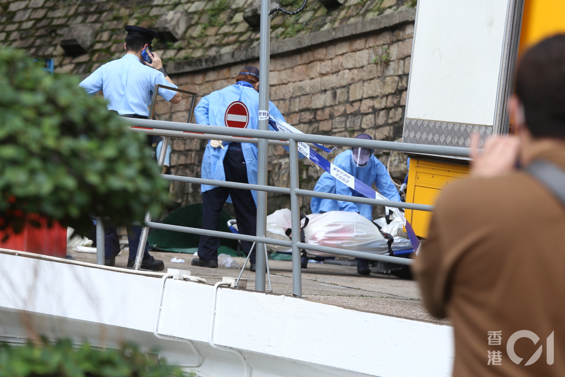 兩名死者遺體由仵工舁走。(陳浩然攝)