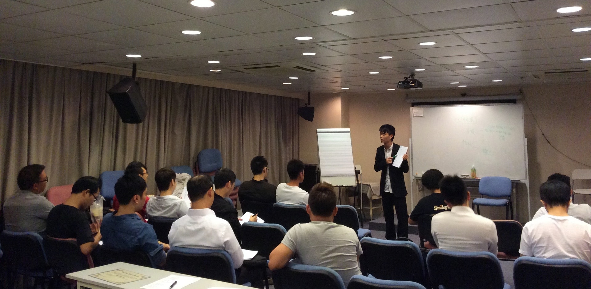 Catman Chung為推廣催眠，2011年起開辦專業催眠治療師課程，現屆已是第33班。（圖片：受訪者提供）