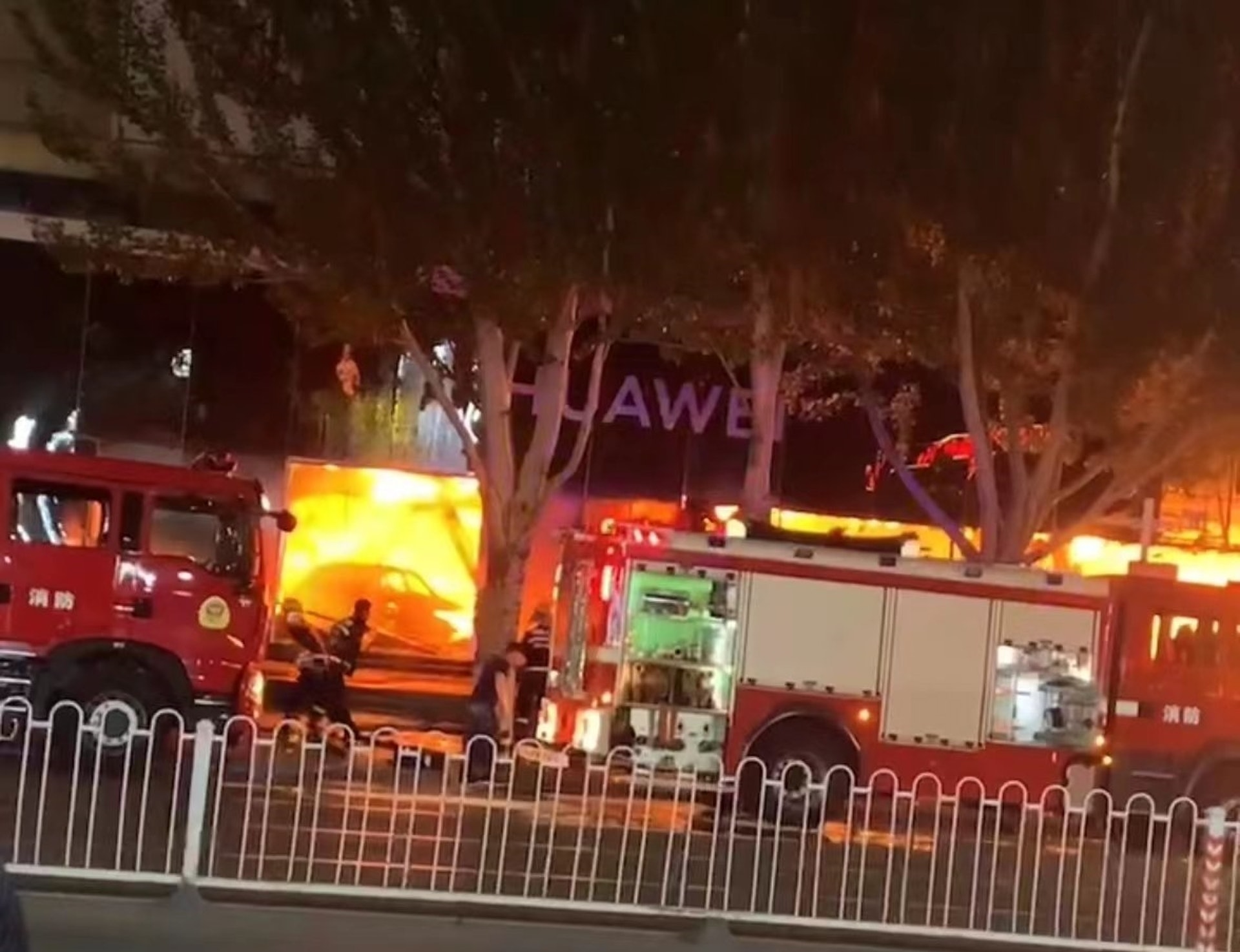 內蒙古鄂爾多斯有商場發生火警,導致2人死亡。(微博) 內蒙古鄂爾多斯有商場發生火警,導致2人死亡。(微博)