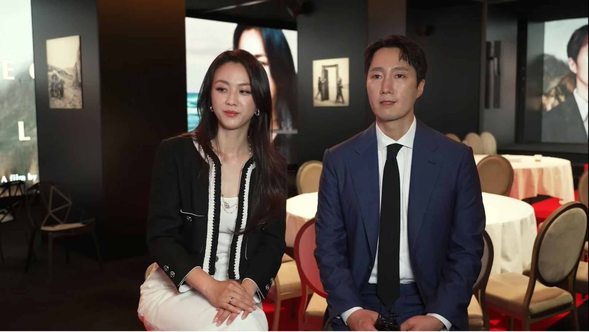 湯唯受訪中突然牽起朴海日的手(youtube@CJ ENM Movie截圖) 湯唯受訪中突然牽起朴海日的手(youtube@CJ ENM Movie截圖)