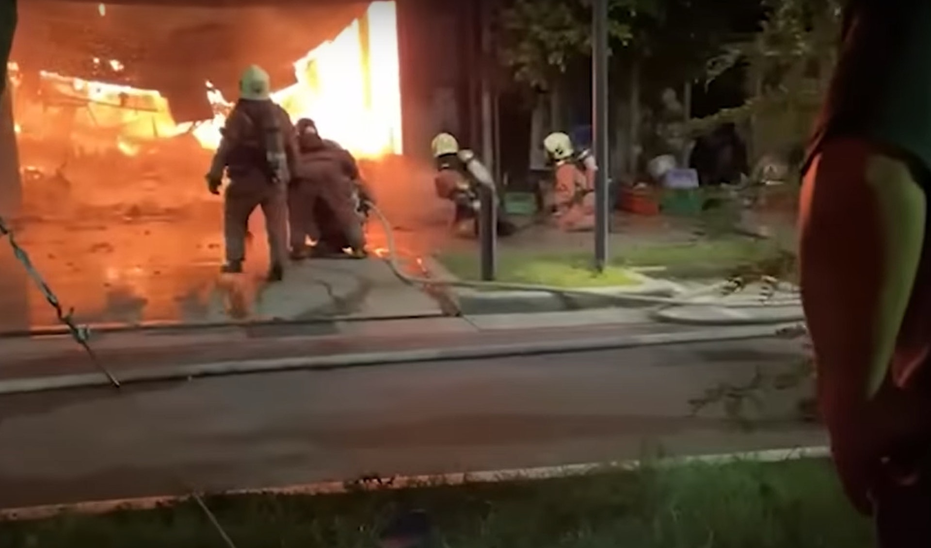 台灣新竹市東大路一間輪胎行15日晚間發生嚴重火警,現場頻傳爆炸聲引起附近居民恐慌,據了解,屋主31歲的小兒子陳彥翔涉嫌縱火,造成全家8口死亡悲劇。(YouTube@東森新聞 CH51) 台灣新竹市東大路一間輪胎行15日晚間發生嚴重火警,現場頻傳爆炸聲引起附近居民恐慌,據了解,屋主31歲的小兒子陳彥翔涉嫌縱火,造成全家8口死亡悲劇。(YouTube@東森新聞 CH51)