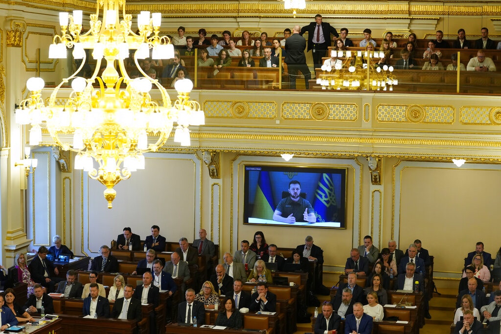图为6月15日，乌克兰总统泽连斯基以视像形式出席捷克国会发言。 （AP）