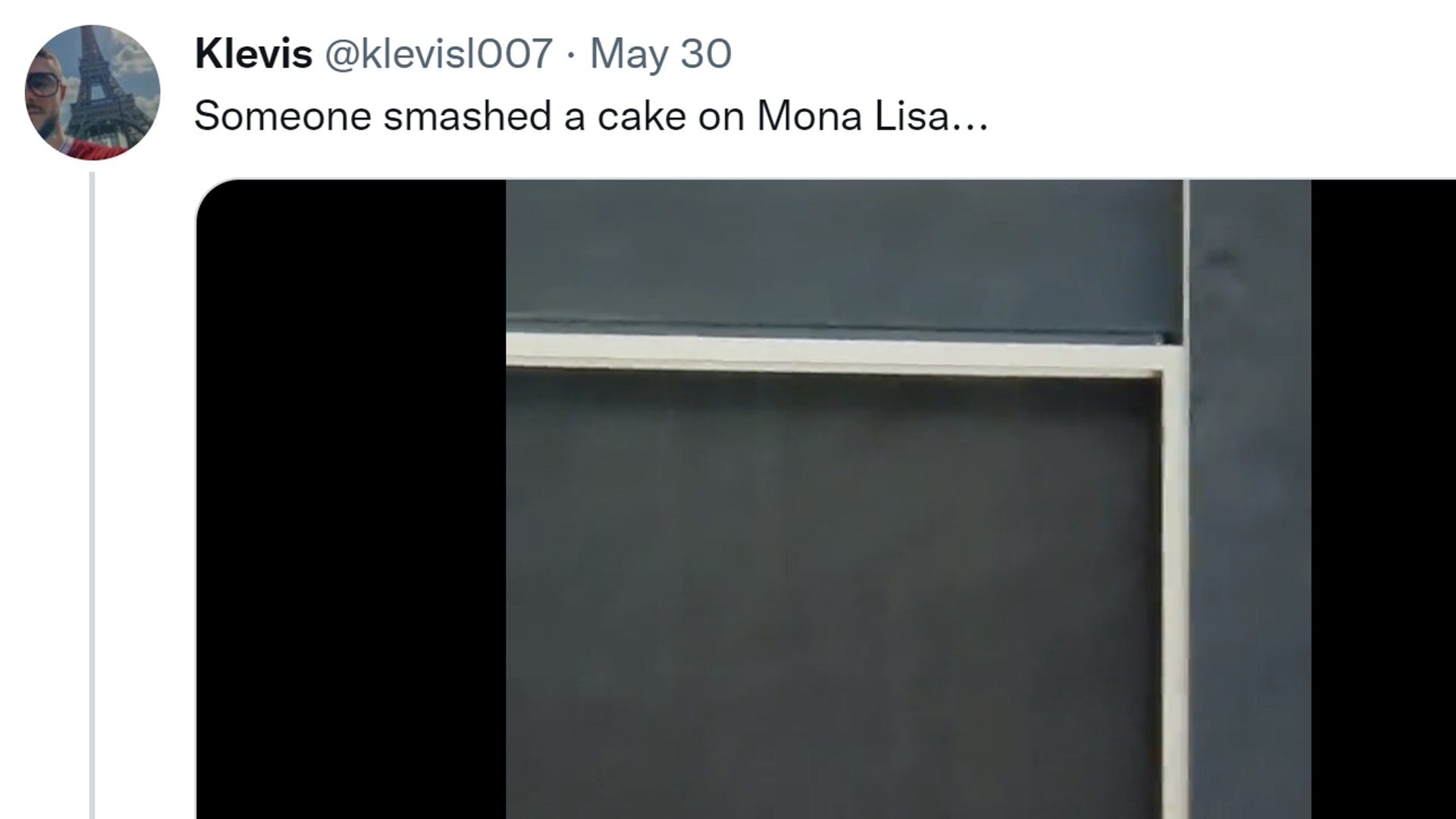 5月30日，一個精神小伙兒假扮成坐輪椅的老太太，跑到《蒙羅麗莎》畫像前，向天空拋撒玫瑰花瓣，手舉蛋糕衝向蒙羅麗莎，反手直接把蛋糕糊了上去，令公眾嘩然。（Twitter@klevisl007）