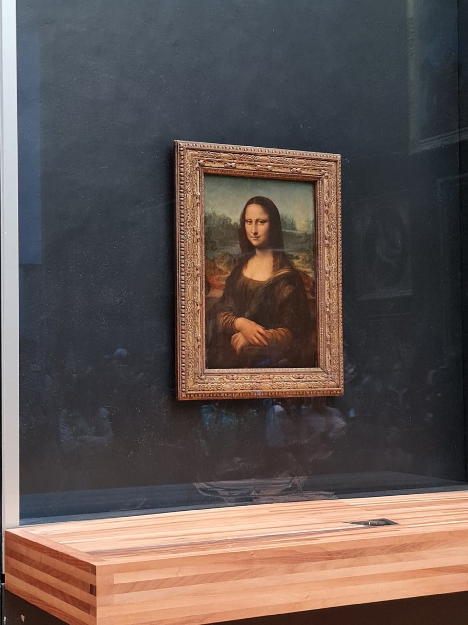 5月30日,一個精神小伙兒假扮成坐輪椅的老太太,跑到《蒙羅麗莎》畫像前,向天空拋撒玫瑰花瓣,手舉蛋糕衝向蒙羅麗莎,反手直接把蛋糕糊了上去,令公眾嘩然。(Twitter@klevisl007) 5月30日,一個精神小伙兒假扮成坐輪椅的老太太,跑到《蒙羅麗莎》畫像前,向天空拋撒玫瑰花瓣,手舉蛋糕衝向蒙羅麗莎,反手直接把蛋糕糊了上去,令公眾嘩然。(Twitter@klevisl007)