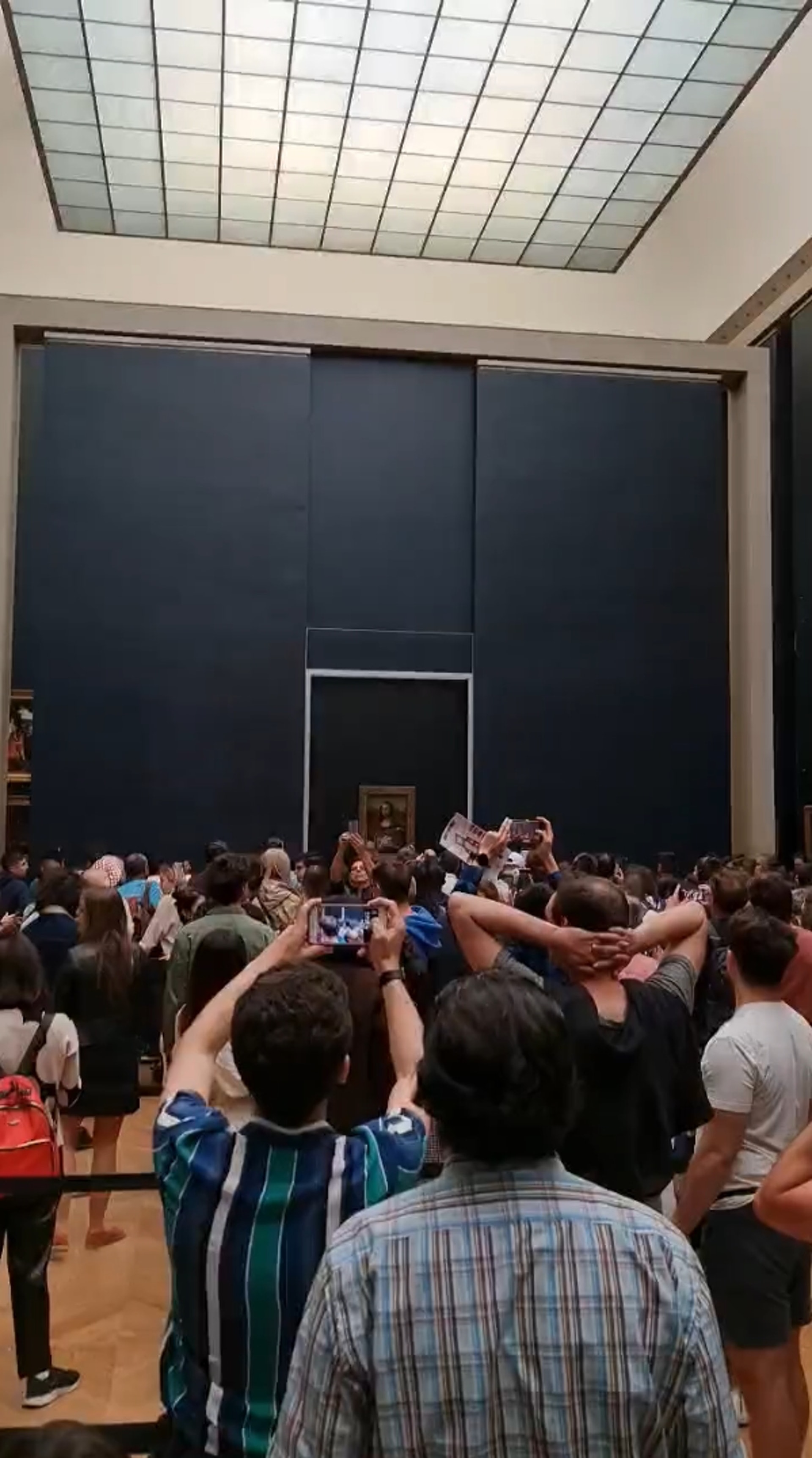 5月30日,一個精神小伙兒假扮成坐輪椅的老太太,跑到《蒙羅麗莎》畫像前,向天空拋撒玫瑰花瓣,手舉蛋糕衝向蒙羅麗莎,反手直接把蛋糕糊了上去,令公眾嘩然。(Twitter@klevisl007) 5月30日,一個精神小伙兒假扮成坐輪椅的老太太,跑到《蒙羅麗莎》畫像前,向天空拋撒玫瑰花瓣,手舉蛋糕衝向蒙羅麗莎,反手直接把蛋糕糊了上去,令公眾嘩然。(Twitter@klevisl007)