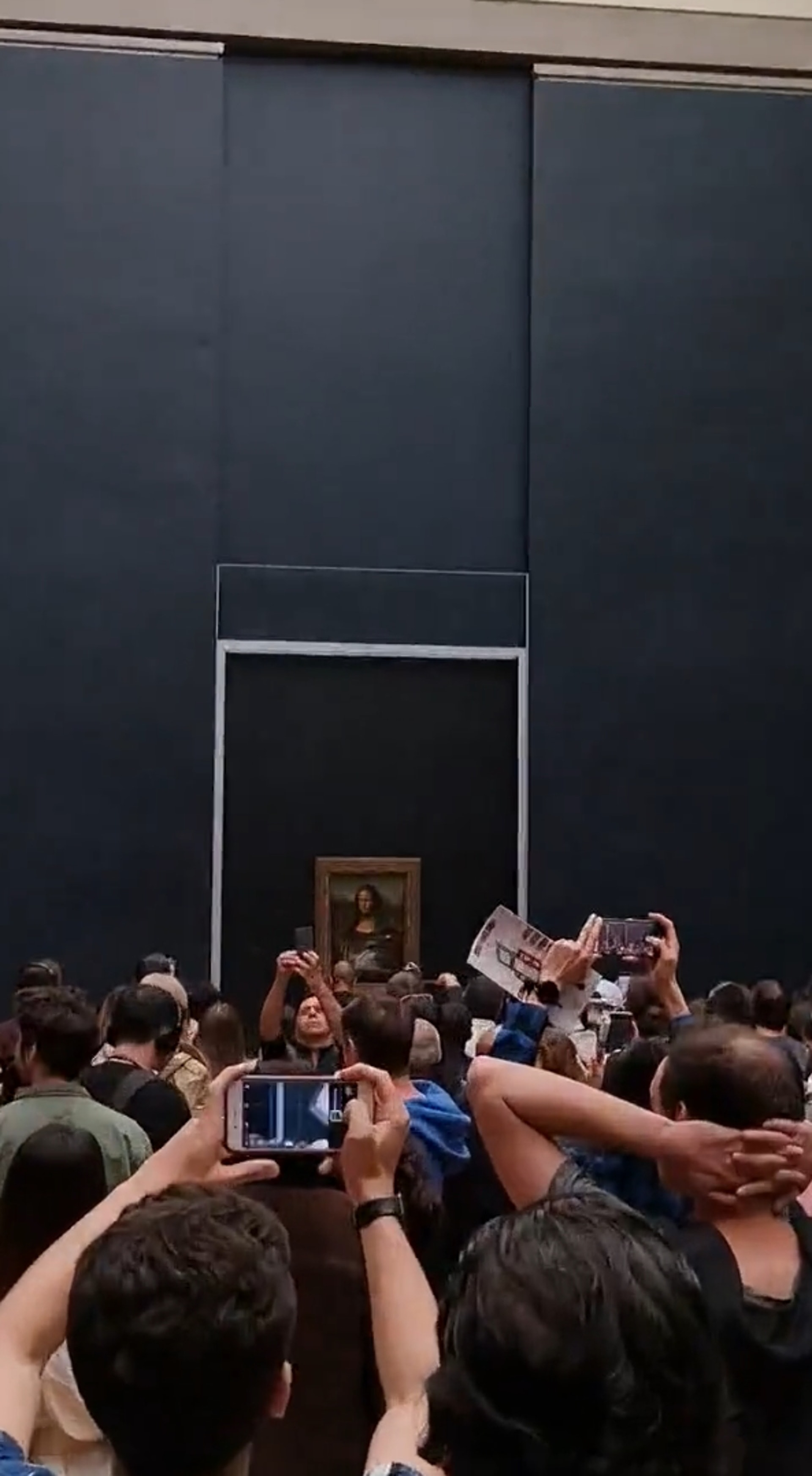 5月30日,一個精神小伙兒假扮成坐輪椅的老太太,跑到《蒙羅麗莎》畫像前,向天空拋撒玫瑰花瓣,手舉蛋糕衝向蒙羅麗莎,反手直接把蛋糕糊了上去,令公眾嘩然。(Twitter@klevisl007) 5月30日,一個精神小伙兒假扮成坐輪椅的老太太,跑到《蒙羅麗莎》畫像前,向天空拋撒玫瑰花瓣,手舉蛋糕衝向蒙羅麗莎,反手直接把蛋糕糊了上去,令公眾嘩然。(Twitter@klevisl007)