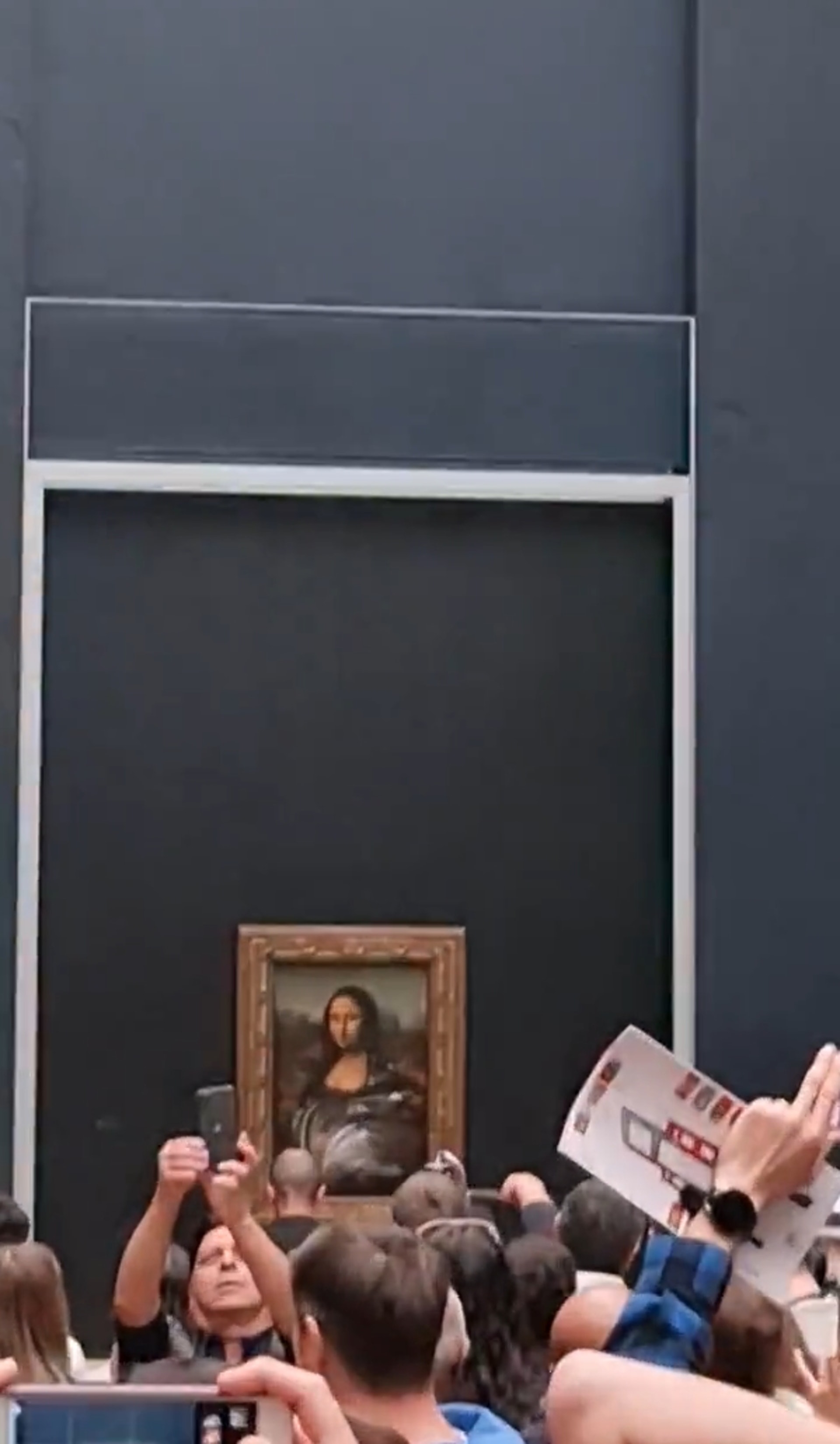 5月30日,一個精神小伙兒假扮成坐輪椅的老太太,跑到《蒙羅麗莎》畫像前,向天空拋撒玫瑰花瓣,手舉蛋糕衝向蒙羅麗莎,反手直接把蛋糕糊了上去,令公眾嘩然。(Twitter@klevisl007) 5月30日,一個精神小伙兒假扮成坐輪椅的老太太,跑到《蒙羅麗莎》畫像前,向天空拋撒玫瑰花瓣,手舉蛋糕衝向蒙羅麗莎,反手直接把蛋糕糊了上去,令公眾嘩然。(Twitter@klevisl007)