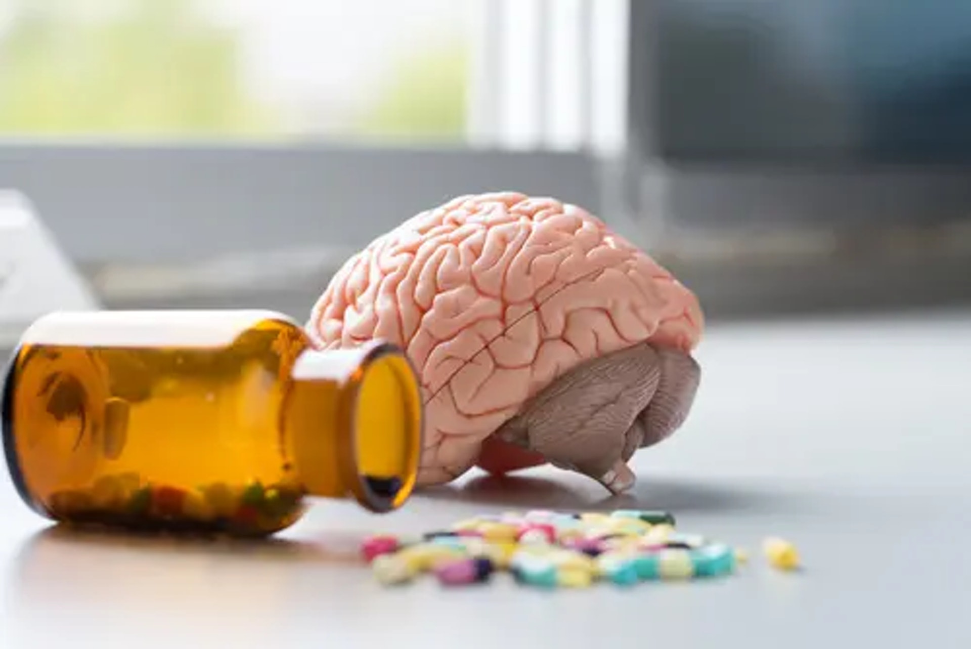 人的腦部有「血腦屏障」，猶如一層膜狀包圍著腦部，將大粒的異物隔絕在外，包括藥物；而傳統的化療藥物難以穿透血腦屏障，因此療效不大。（圖片：Shutterstock）