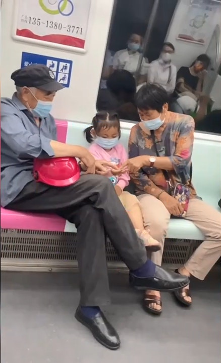 網民拍到2名老人家帶小女孩坐地鐵還一起玩小遊戲，畫面暖哭網民。（微博影片截圖）