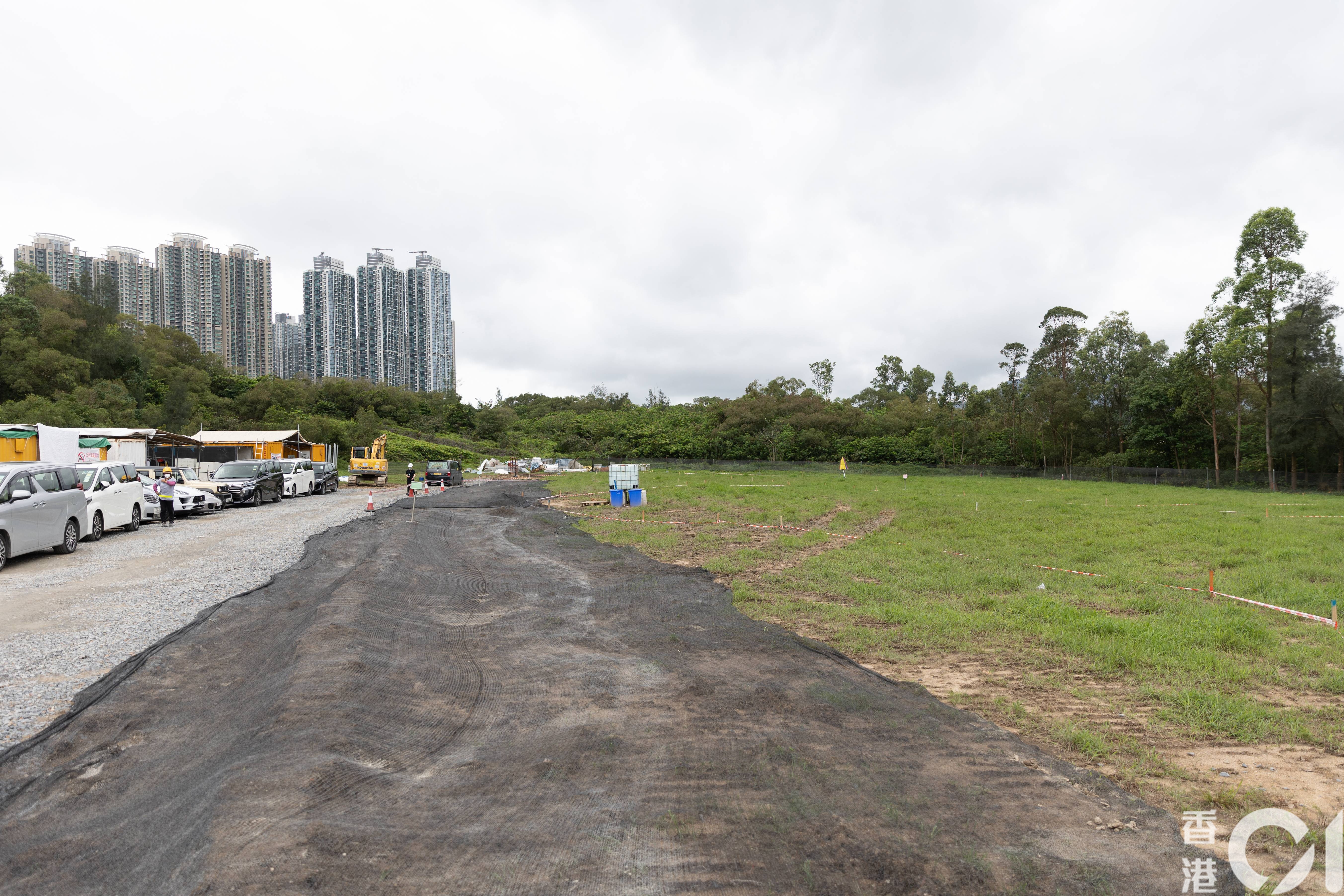 環境局活化將軍澳堆填區一幅2公頃土地，並交由東華三院籌備興建內設露營場地的環保教育基地「環保村」，項目於今天（18日）舉行動土禮。（梁鵬威攝）