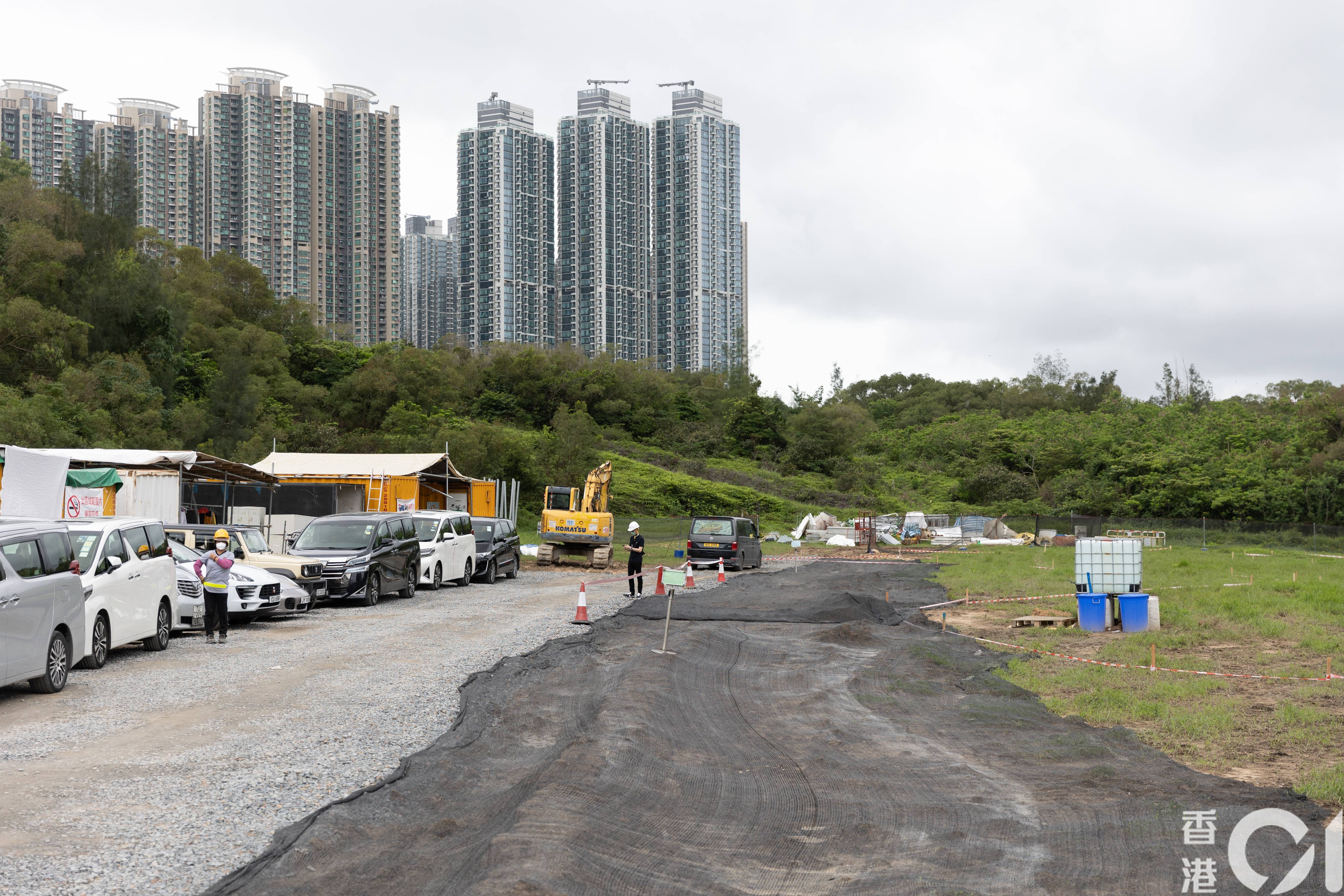 環境局活化將軍澳堆填區一幅2公頃土地，並交由東華三院籌備興建內設露營場地的環保教育基地「環保村」，項目於今天（18日）舉行動土禮。（梁鵬威攝）