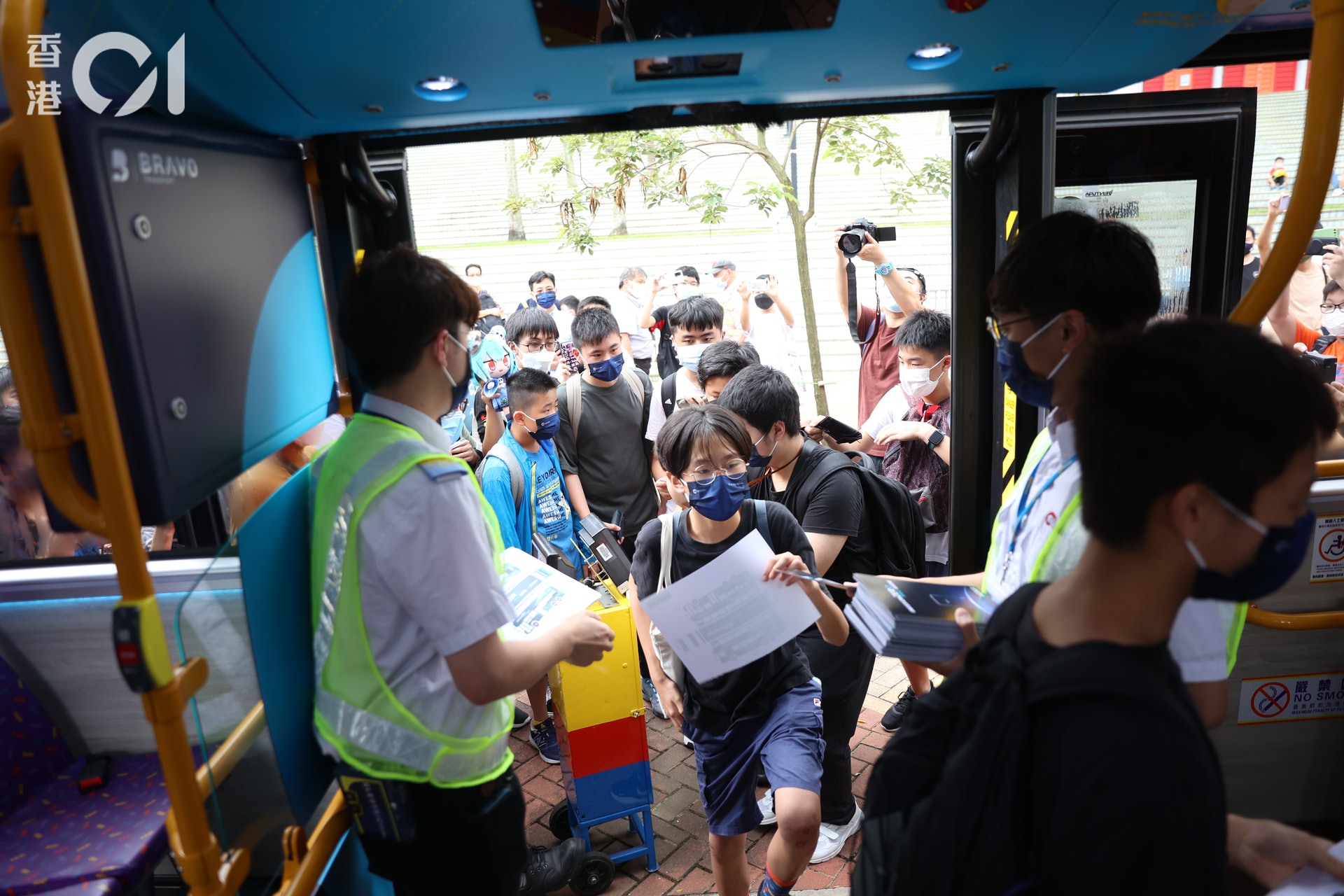 香港首輛雙層電動巴士今日中午﹙19日﹚12時投入服務,現場有過百名巴士迷。(鄭子峰攝) 香港首輛雙層電動巴士今日中午﹙19日﹚12時投入服務,現場有過百名巴士迷。(鄭子峰攝)