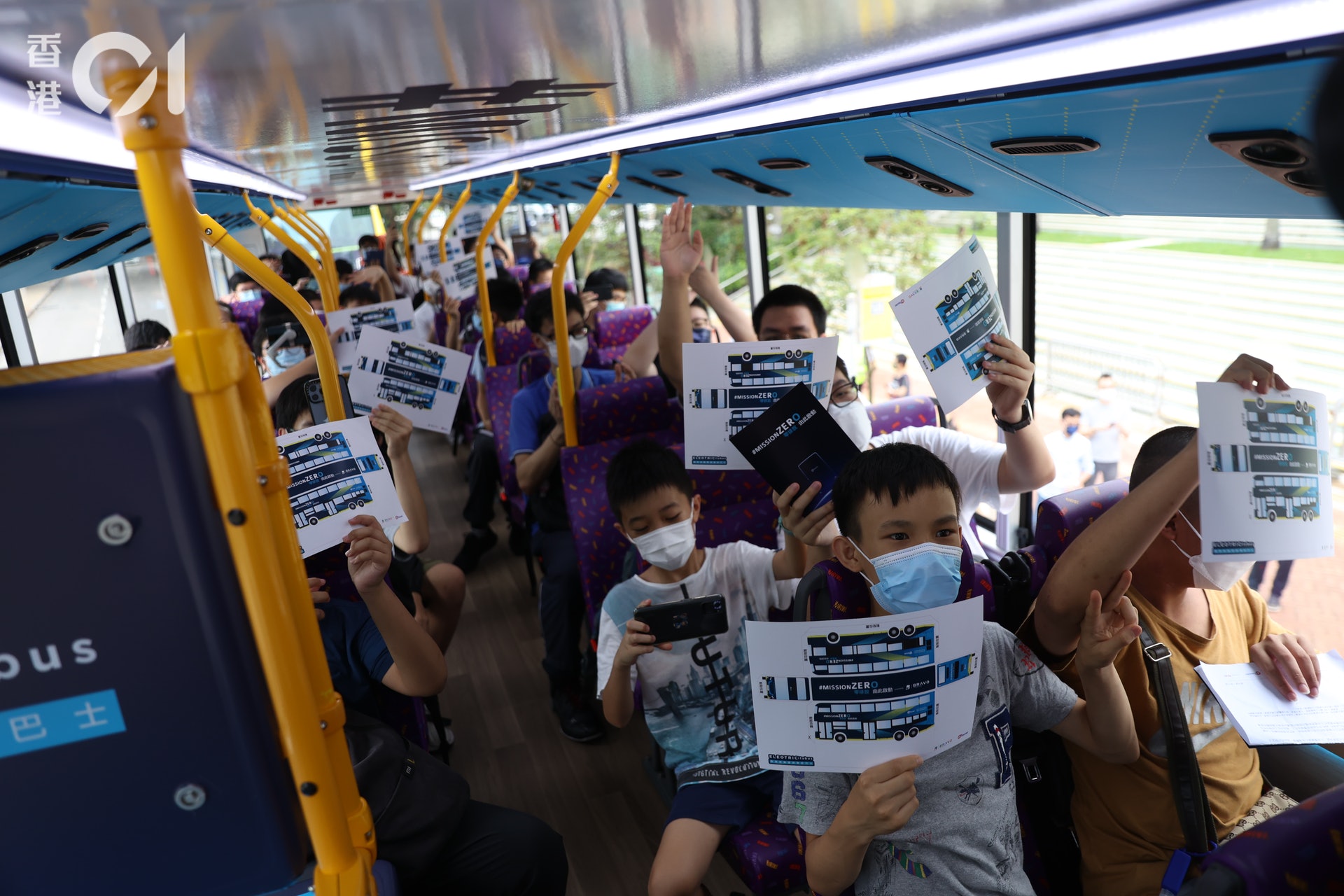 香港首輛雙層電動巴士今日中午﹙19日﹚12時投入服務,現場有過百名巴士迷。(鄭子峰攝) 香港首輛雙層電動巴士今日中午﹙19日﹚12時投入服務,現場有過百名巴士迷。(鄭子峰攝)