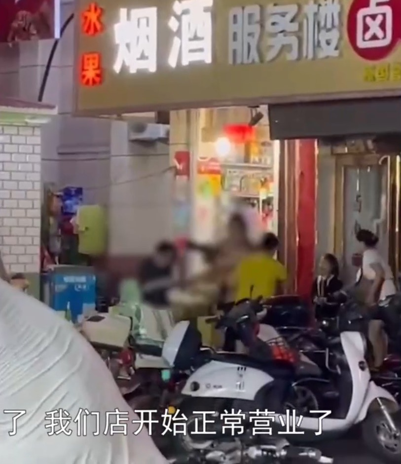 河南男子深夜当街殴打女人,市民筑人墙上前劝阻(视频/组图) - 2