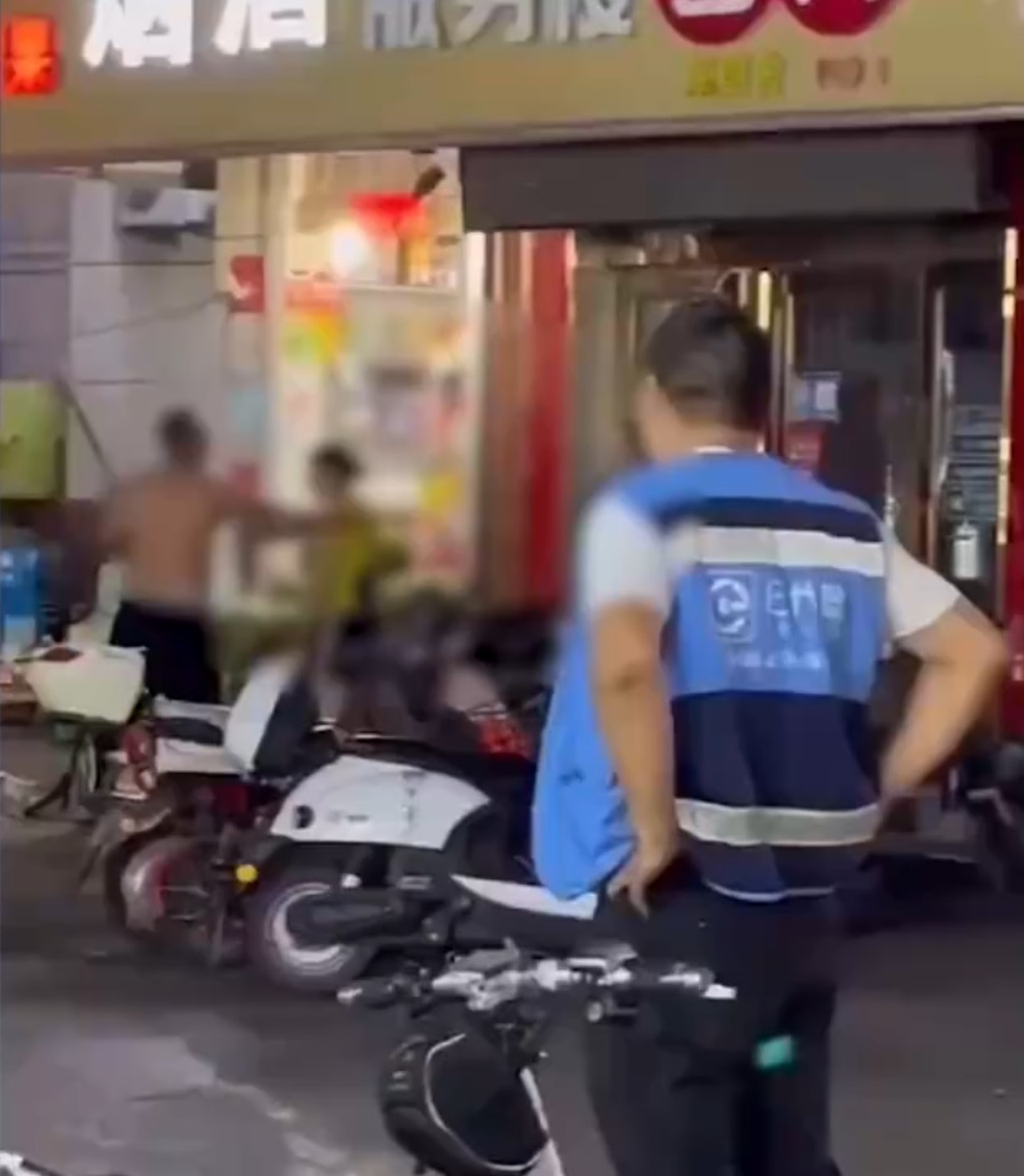 有人上前勸阻。(影片截圖) 有人上前勸阻。(影片截圖)