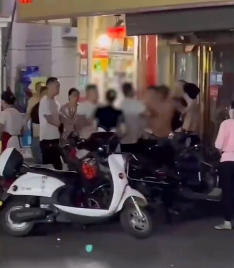 河南男子深夜当街殴打女人,市民筑人墙上前劝阻(视频/组图) - 3