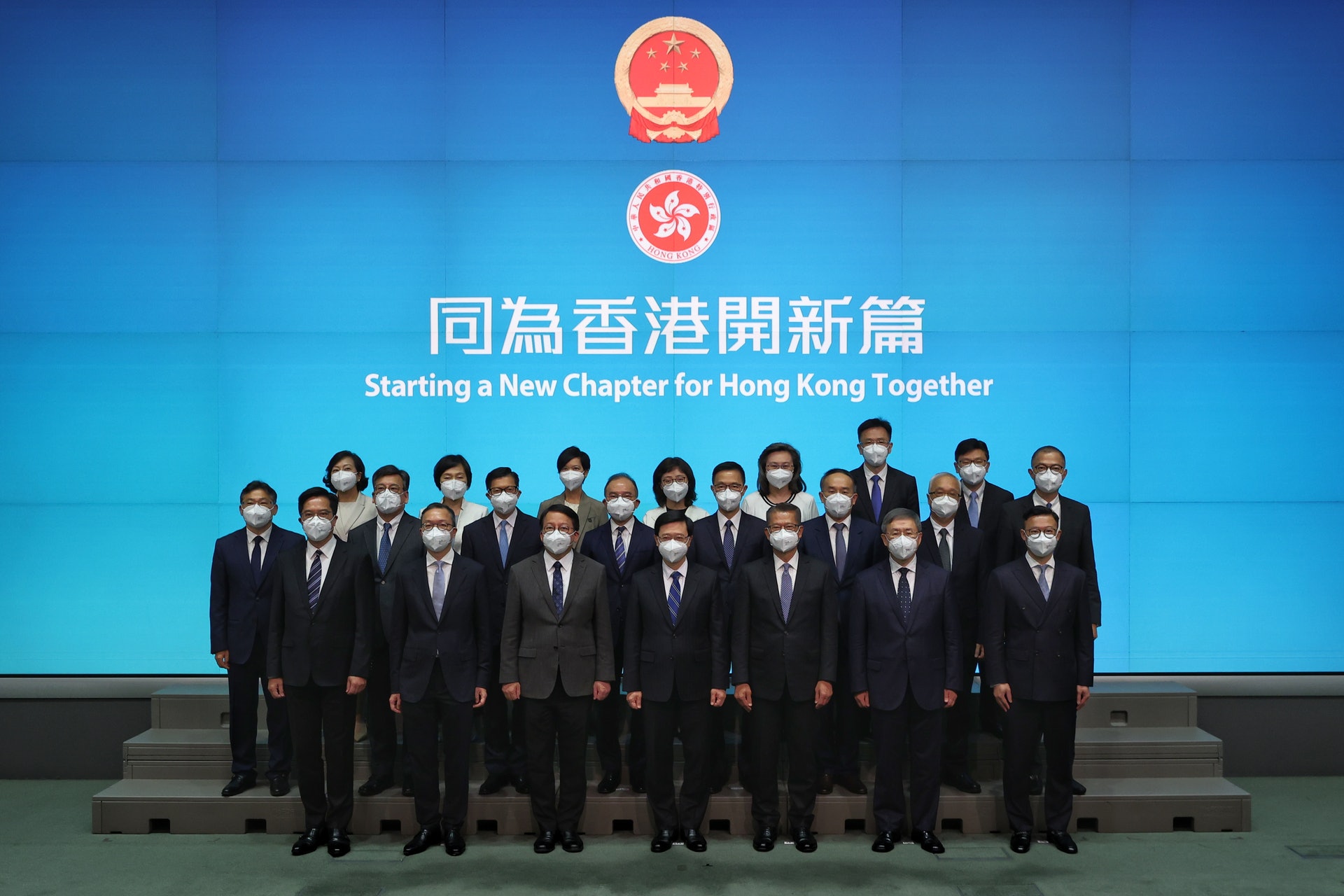 2022年6月19日，李家超帶領一眾候任主要官員見記者，陳國基站在李家超右邊，而曾國衞則站在李家超右後方。（張浩維攝）