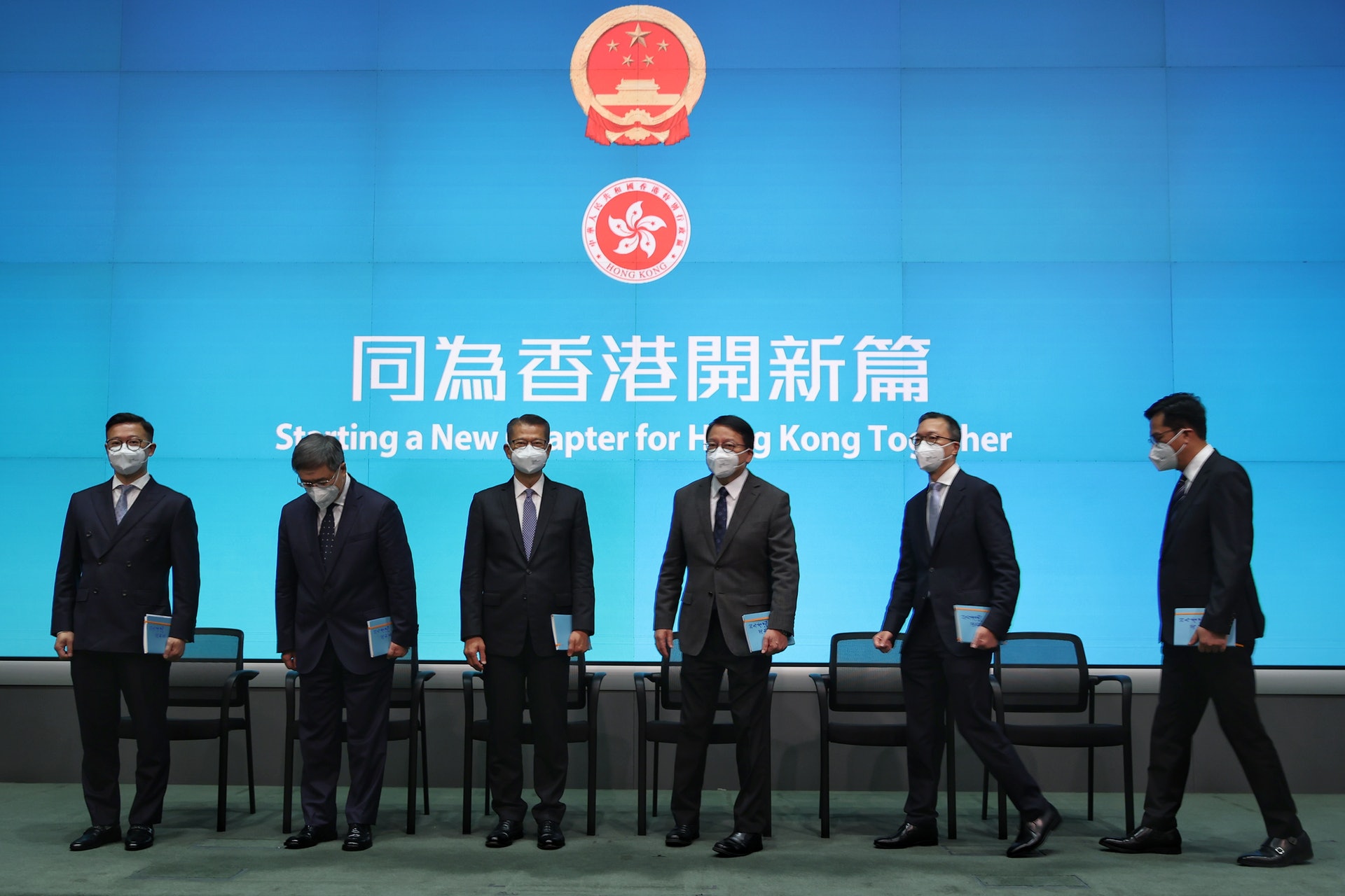 新一屆政府官員的薪酬將追回過去兩年的升幅,連同根據今年5月丙類消費物價的調整,一眾官員薪酬均大有進帳。(資料圖片/張浩維攝) 新一屆政府官員的薪酬將追回過去兩年的升幅,連同根據今年5月丙類消費物價的調整,一眾官員薪酬均大有進帳。(資料圖片/張浩維攝)