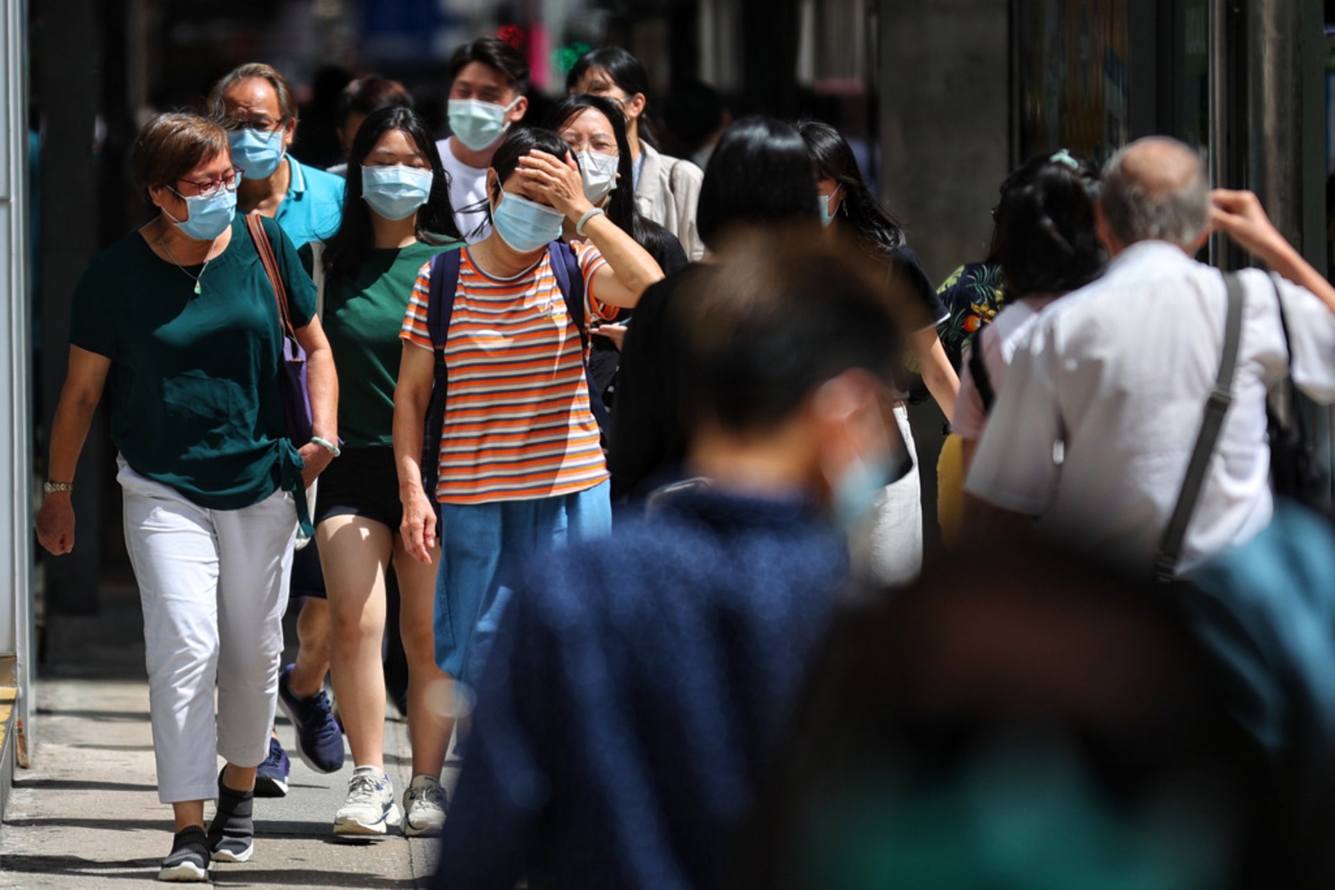 本港近日天氣炎熱，在室外短短逗留數分鐘足以汗流浹背。(資料圖片)