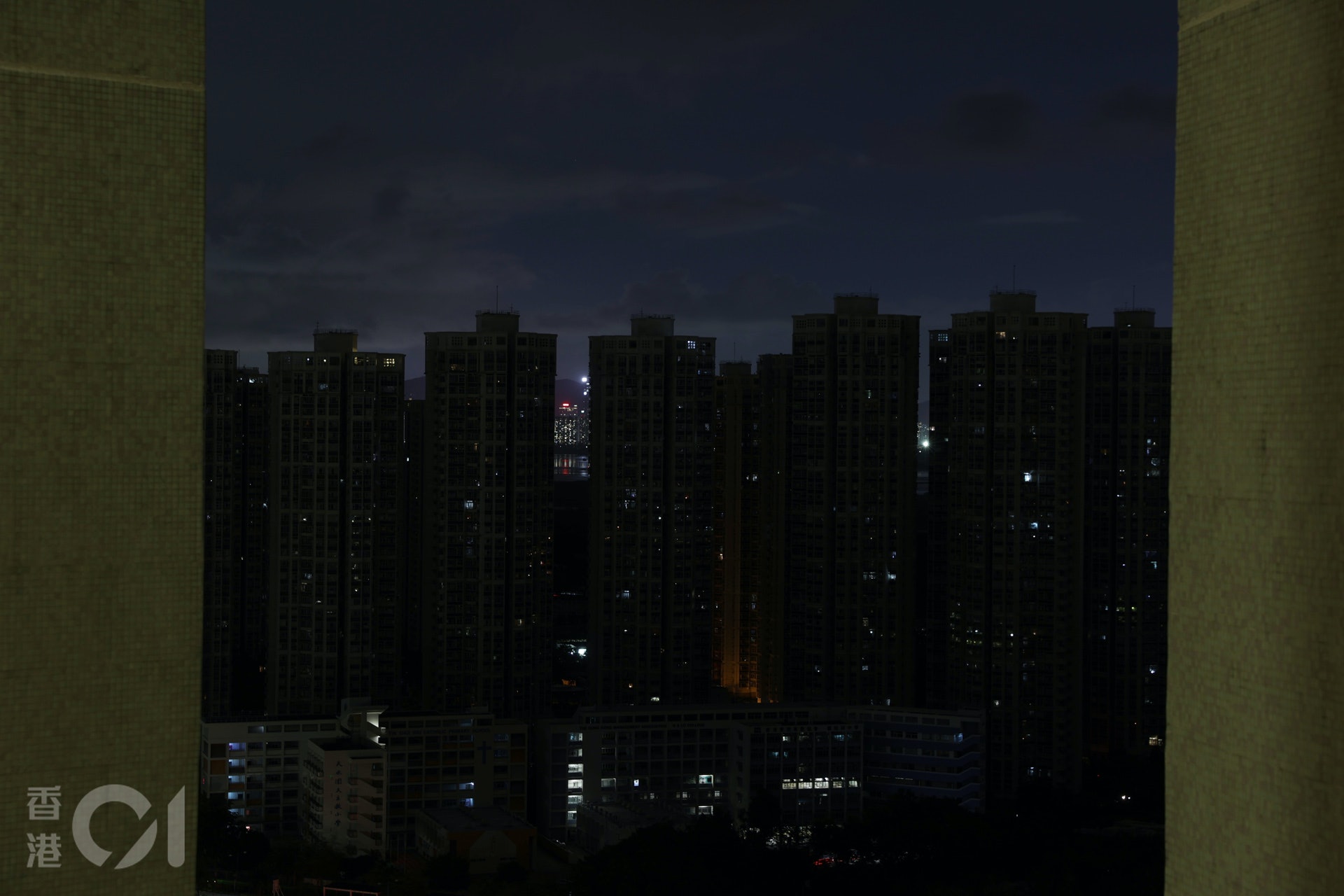 6月21日中電電纜橋火警,元朗及天水圍大範圍停電。(鄭子峰攝) 6月21日中電電纜橋火警,元朗及天水圍大範圍停電。(鄭子峰攝)