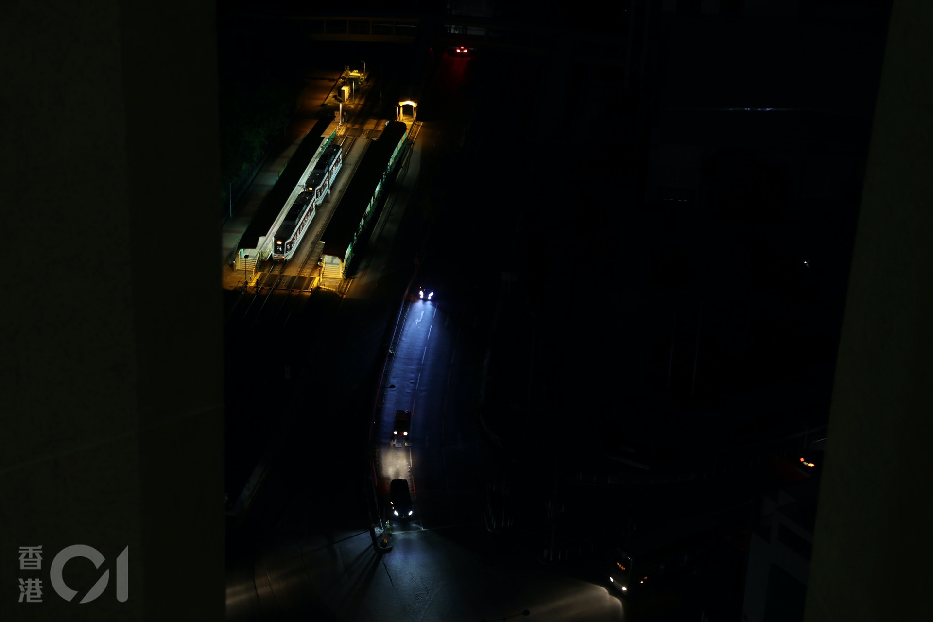 6月21日,中電電纜橋火警,天水圍大範圍停電,街燈亦大部分熄滅。汽車燈光是街上為數不多的照明。(鄭子峰攝) 6月21日,中電電纜橋火警,天水圍大範圍停電,街燈亦大部分熄滅。汽車燈光是街上為數不多的照明。(鄭子峰攝)