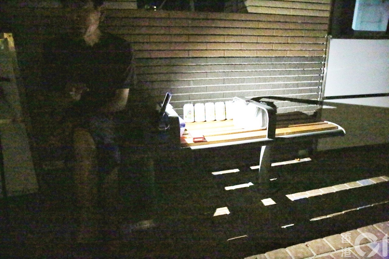 居於天晴邨20樓的王先生，獨自在對開休憩處飲酒消磨時間。（陳永武攝）