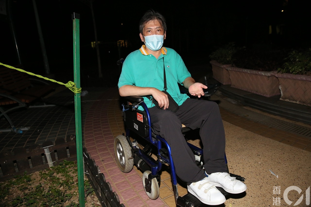 需以輪椅代步的吳先生，沒有升降機更是叫苦連天。（陳永武攝）