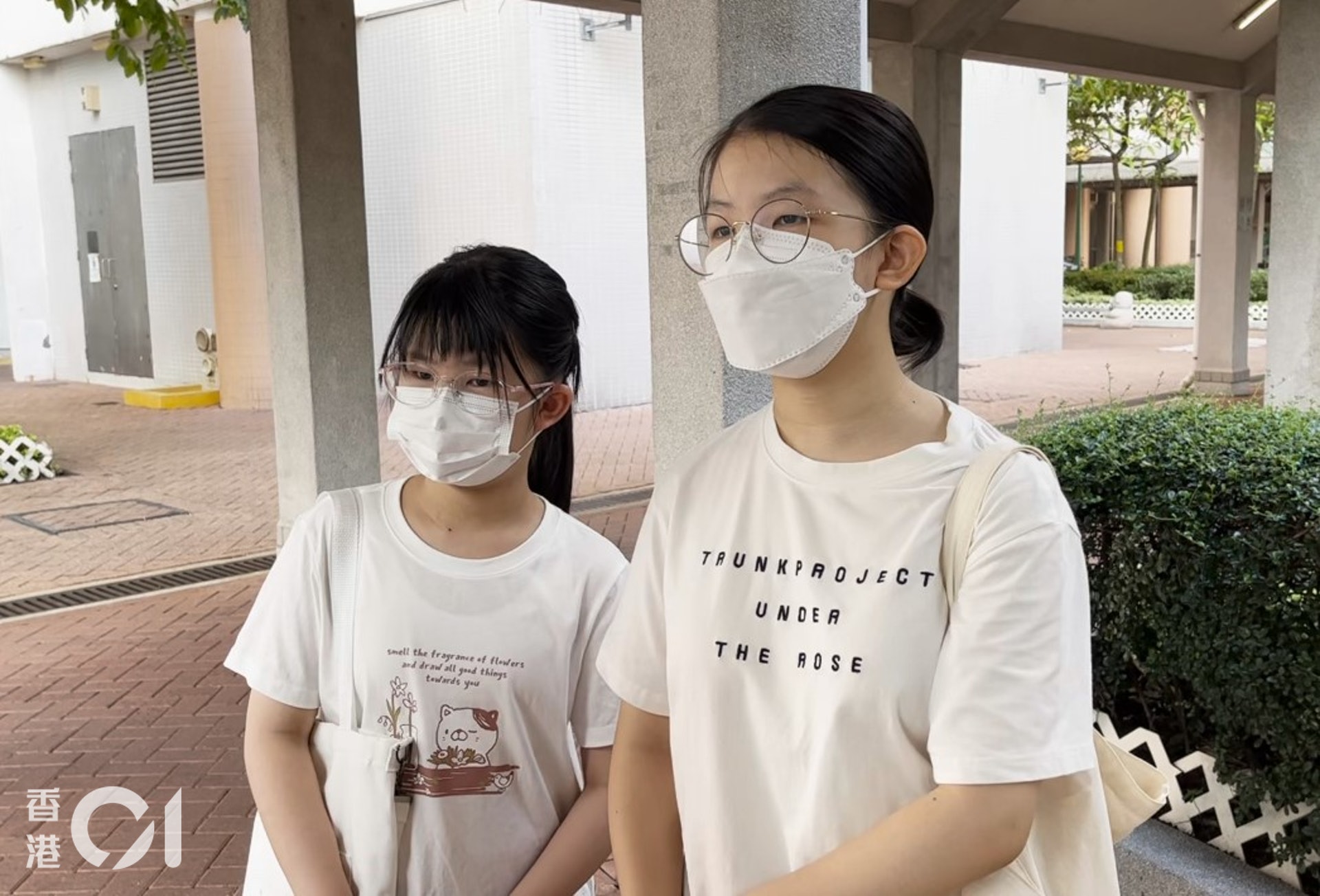 今晨(22日)區內多間學校宣布停課,於天水圍區就讀中二的梁同學與讀小四的胞妹,今日亦受影響停課。(陳浠文攝) 今晨(22日)區內多間學校宣布停課,於天水圍區就讀中二的梁同學與讀小四的胞妹,今日亦受影響停課。(陳浠文攝)