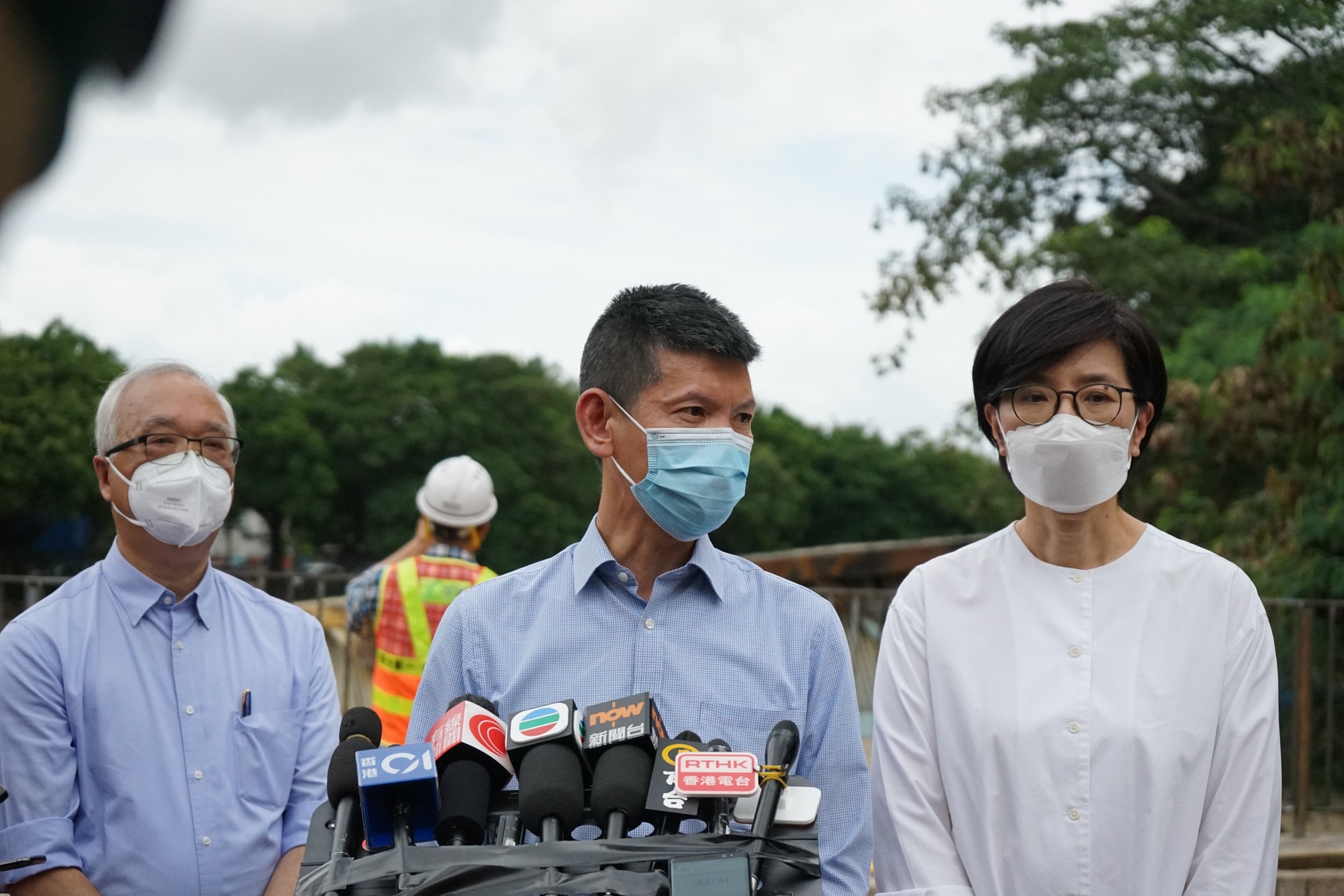 由左至右:環境局副局長謝展寰、中電輸電及供電業務部高級總監張寶中、中電企業發展總裁莊偉茵。(楊嘉朗攝) 由左至右:環境局副局長謝展寰、中電輸電及供電業務部高級總監張寶中、中電企業發展總裁莊偉茵。(楊嘉朗攝)