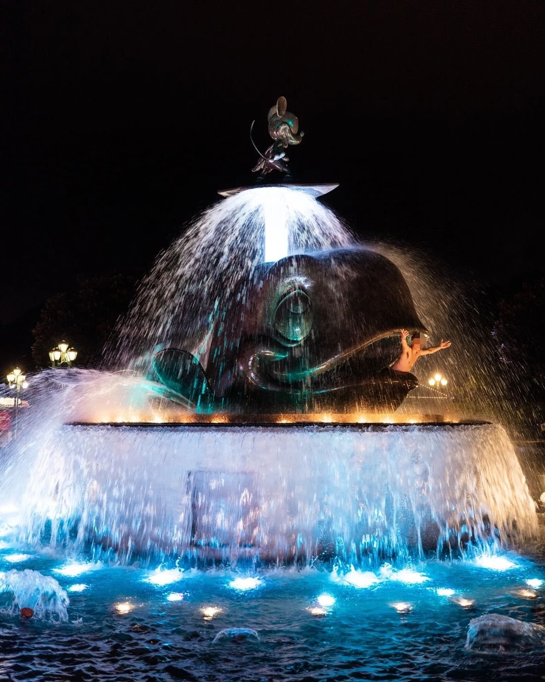 男子爬入迪士尼鯨魚噴水池嬉水迪士尼：尋求執法部門跟進