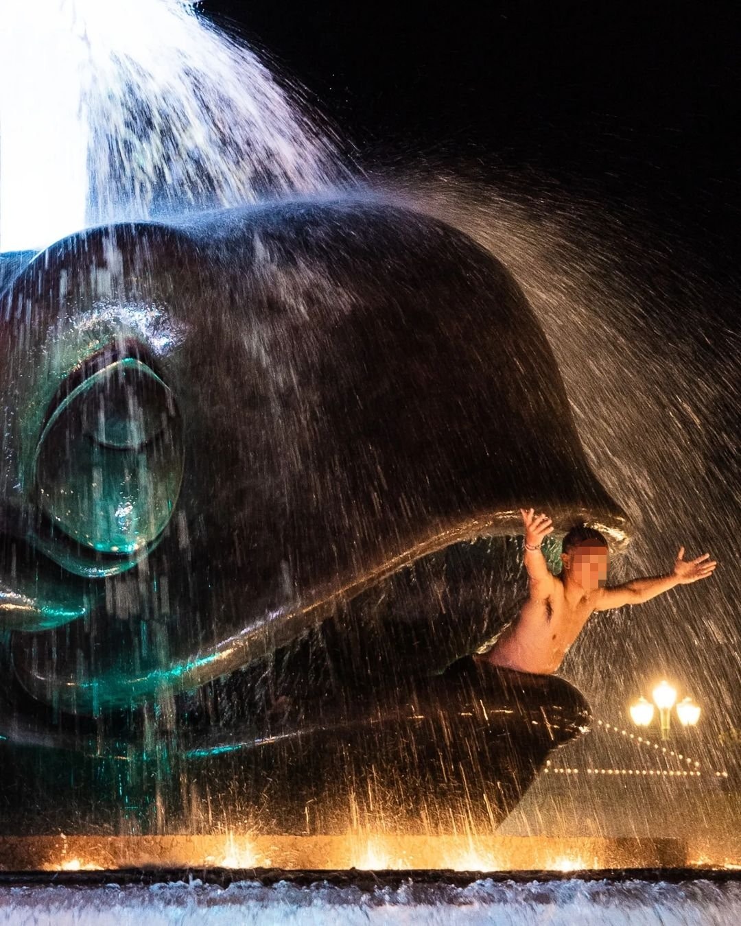 男子爬入迪士尼鯨魚噴水池嬉水迪士尼：尋求執法部門跟進