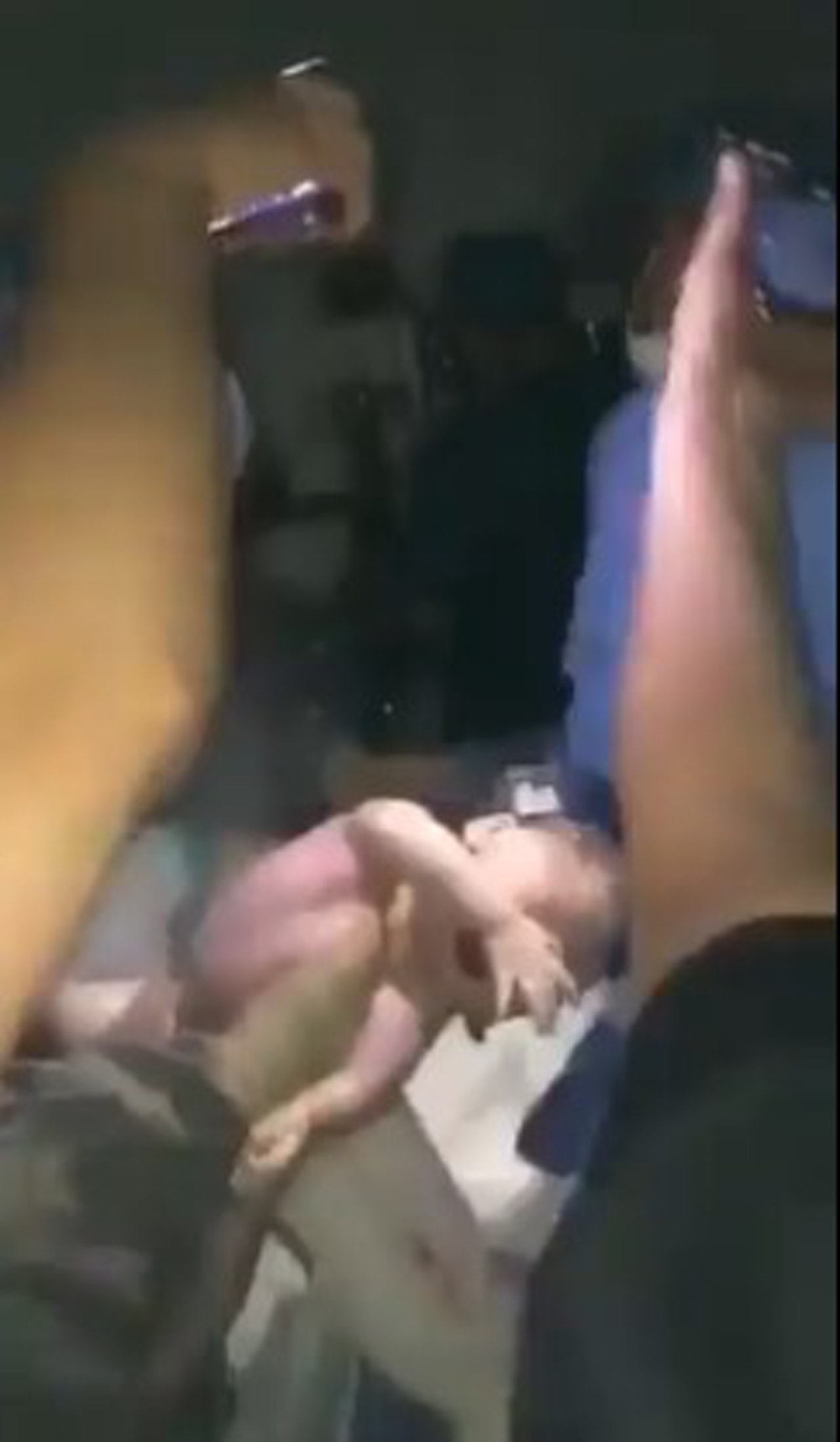 墨西哥孕婦烏里贊迪被逼在停電狀態下進行剖腹生產,雖然她想取消,但醫生竟漠視她停止手術的意願,利用手機的微弱光線就開刀取嬰,過程誤傷嬰兒。(twitter影片截圖) 墨西哥孕婦烏里贊迪被逼在停電狀態下進行剖腹生產,雖然她想取消,但醫生竟漠視她停止手術的意願,利用手機的微弱光線就開刀取嬰,過程誤傷嬰兒。(twitter影片截圖)