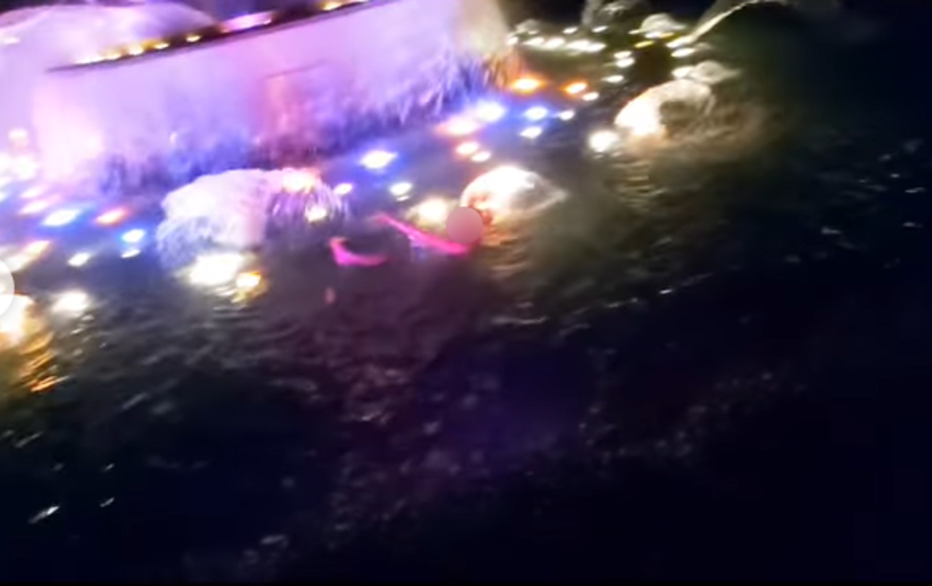 該港男日前在其Instagram分享照片及影片,只見他在噴水池前脫掉衣服半裸上身,下身僅剩1條疑似內褲,然後跳進池內暢泳,又爬上鯨魚雕塑打卡。(影片截圖) 該港男日前在其Instagram分享照片及影片,只見他在噴水池前脫掉衣服半裸上身,下身僅剩1條疑似內褲,然後跳進池內暢泳,又爬上鯨魚雕塑打卡。(影片截圖)