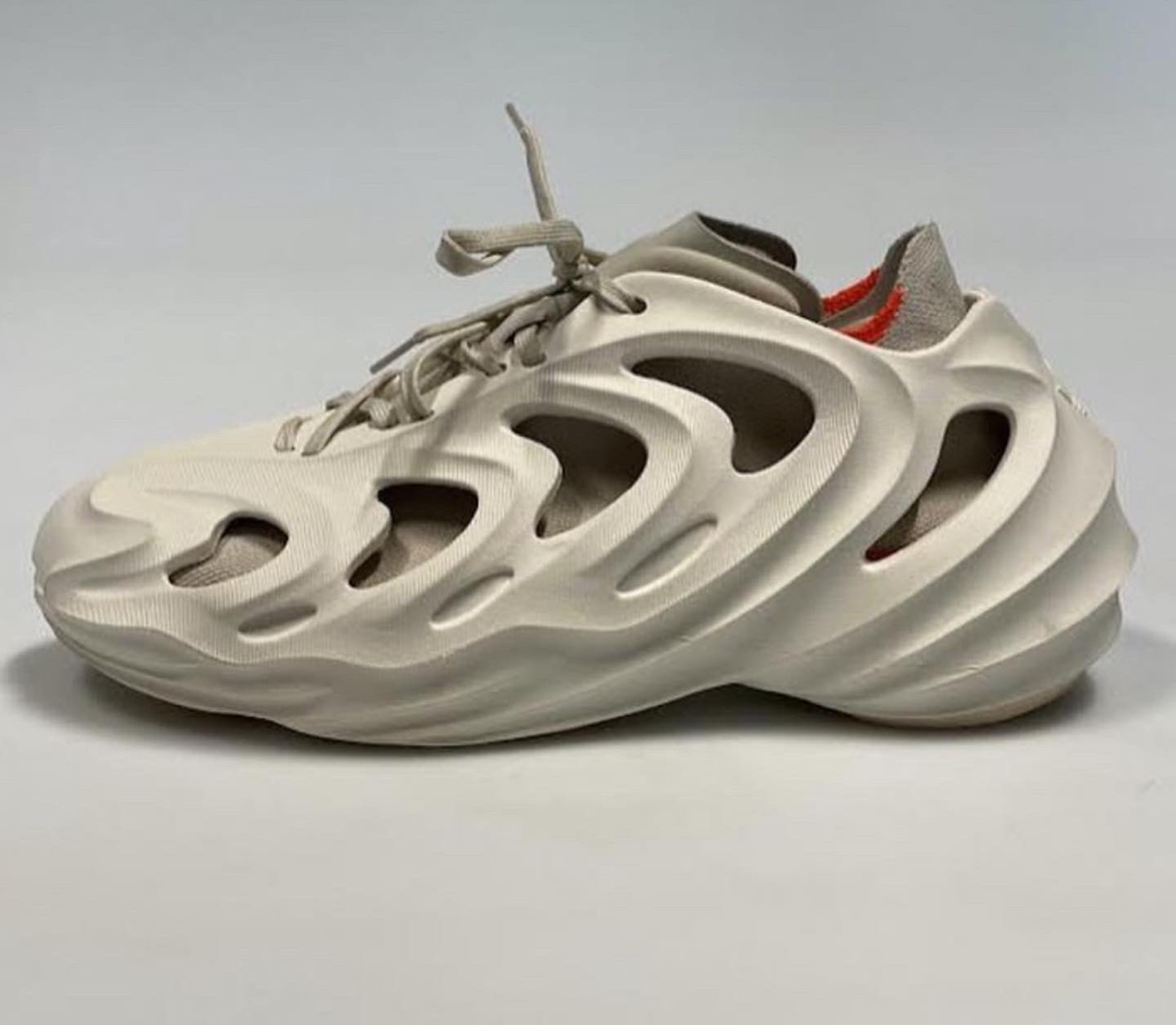 網路日前流出 adidas Originals Foam Runner 的高清圖片。(@Future_basics) 網路日前流出 adidas Originals Foam Runner 的高清圖片。(@Future_basics)