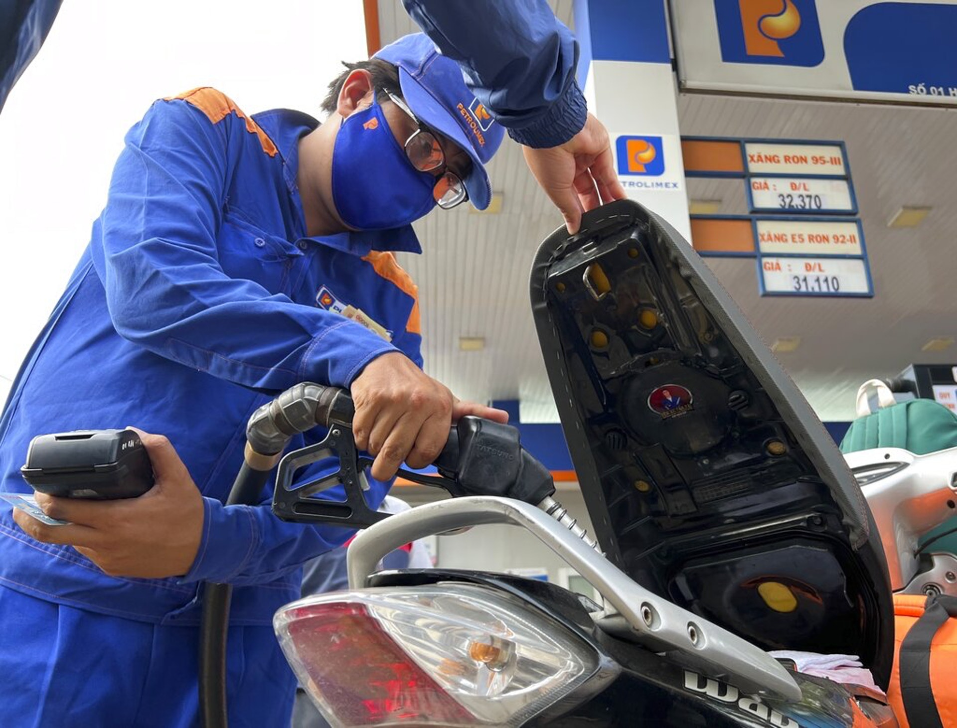 油价飞升问题影响全球，图为2022年6月19日在越南河内一个油站（AP）