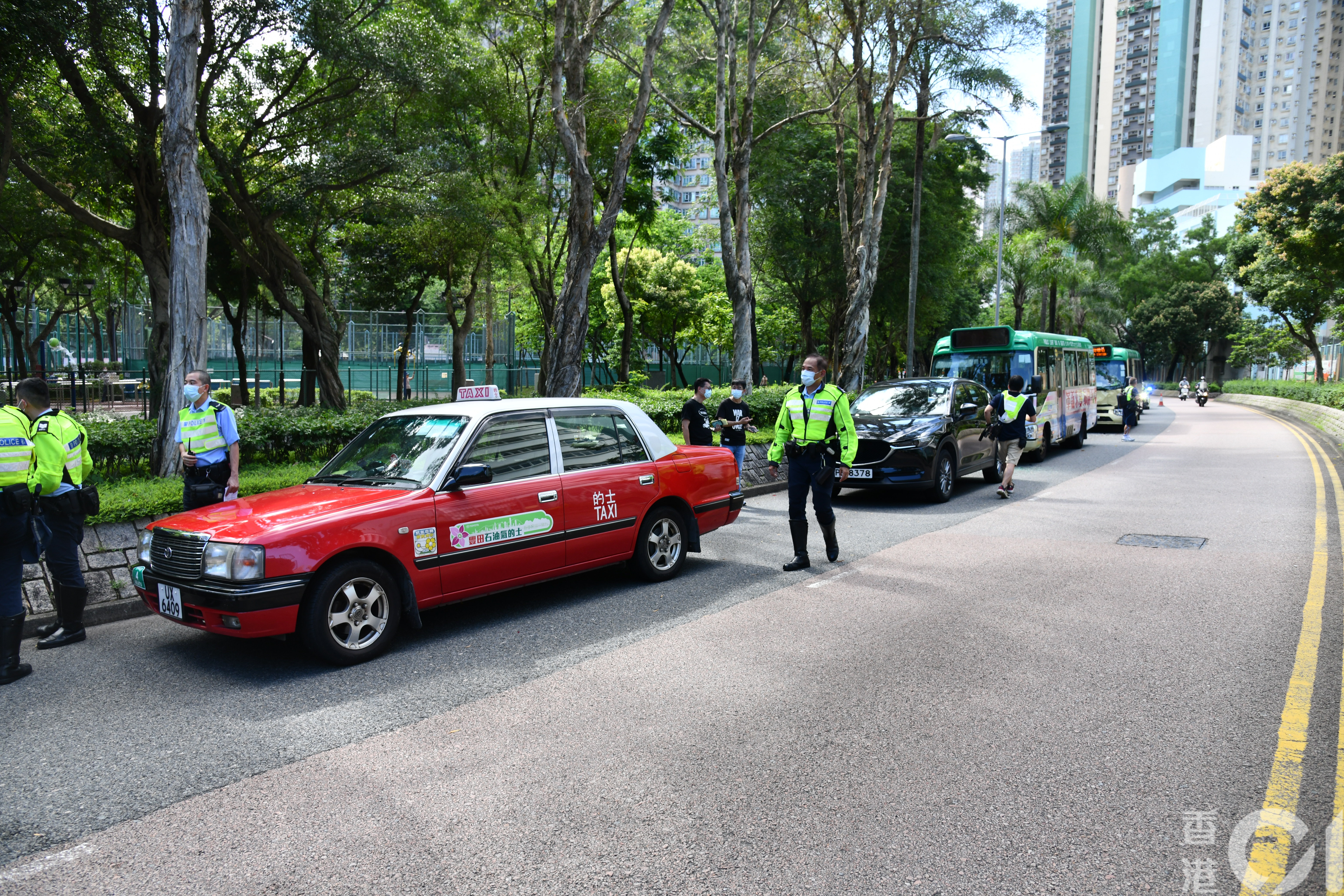 有4輛車輛懷疑收掣不及相撞，事件涉及1輛的士、1輛私家車、及2輛綠色專線小巴。（翁鈺輝攝）