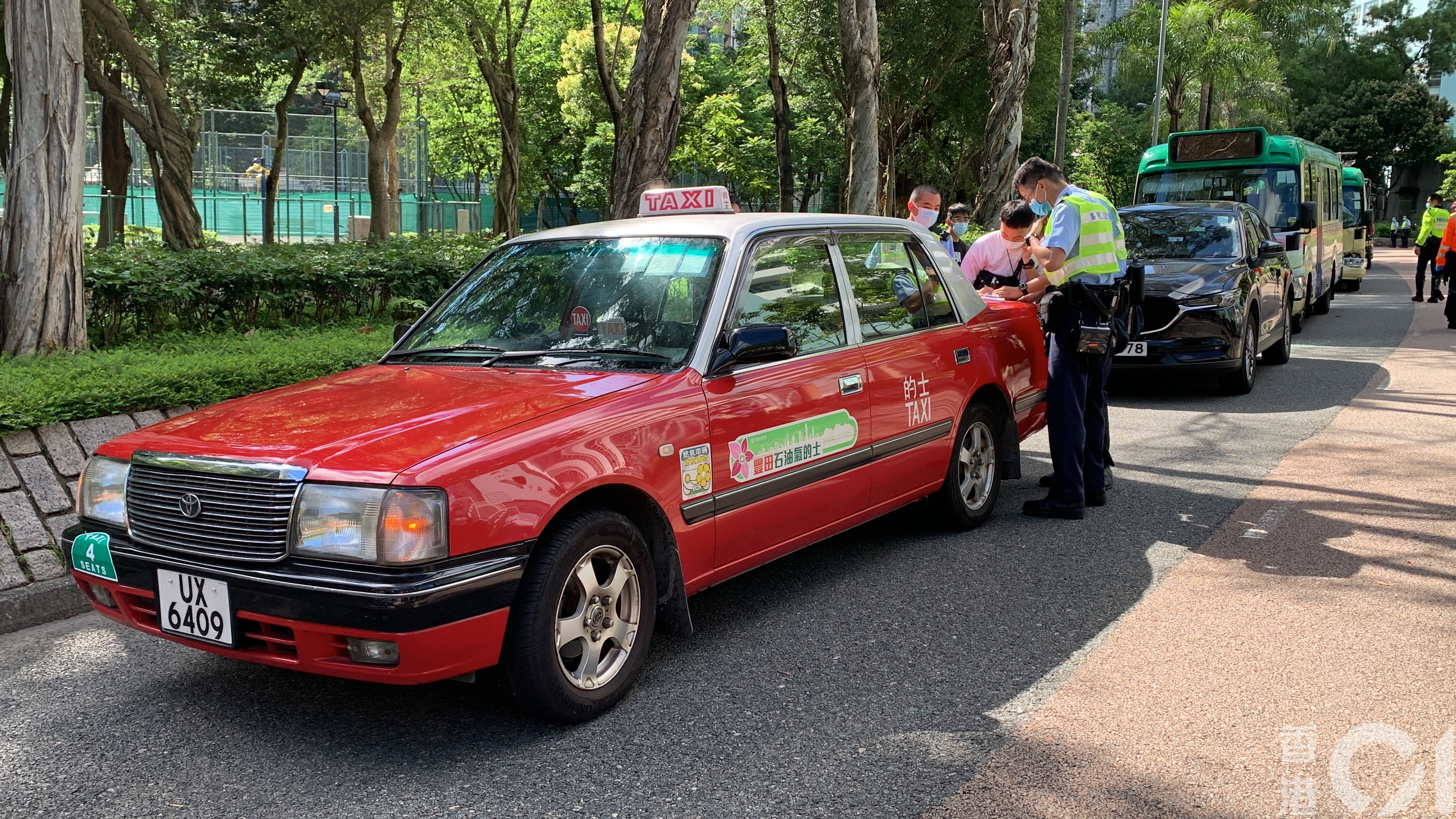 有4輛車輛懷疑收掣不及相撞，事件涉及1輛的士、1輛私家車、及2輛綠色專線小巴。（翁鈺輝攝）